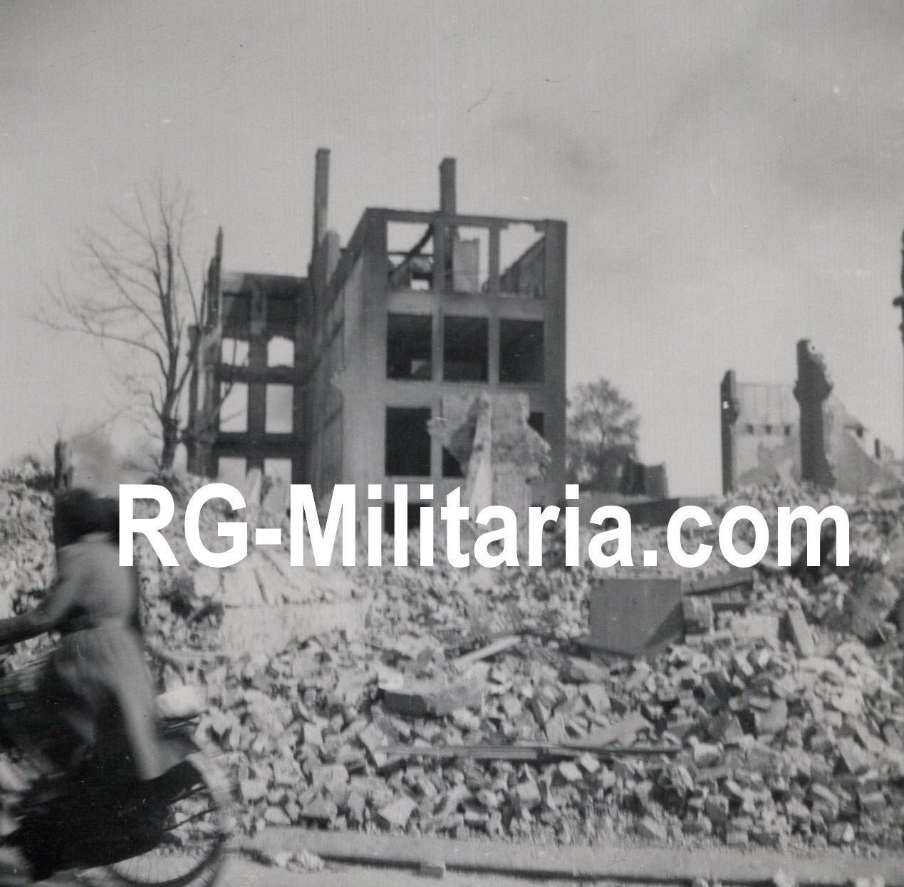 Original WW2 German Photo - German soldiers visiting the ruins in Rotterdam, Holland (1940) — image 4