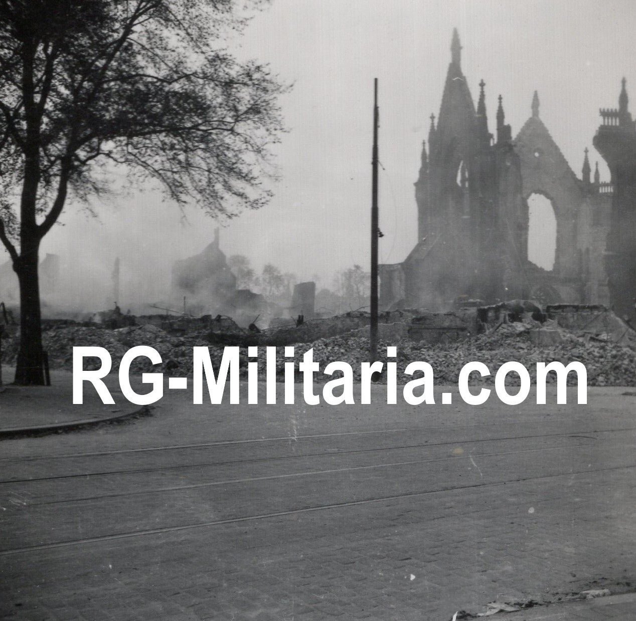 Original WW2 German Photo - German soldiers visiting the ruins in Rotterdam, Holland (1940) — image 5