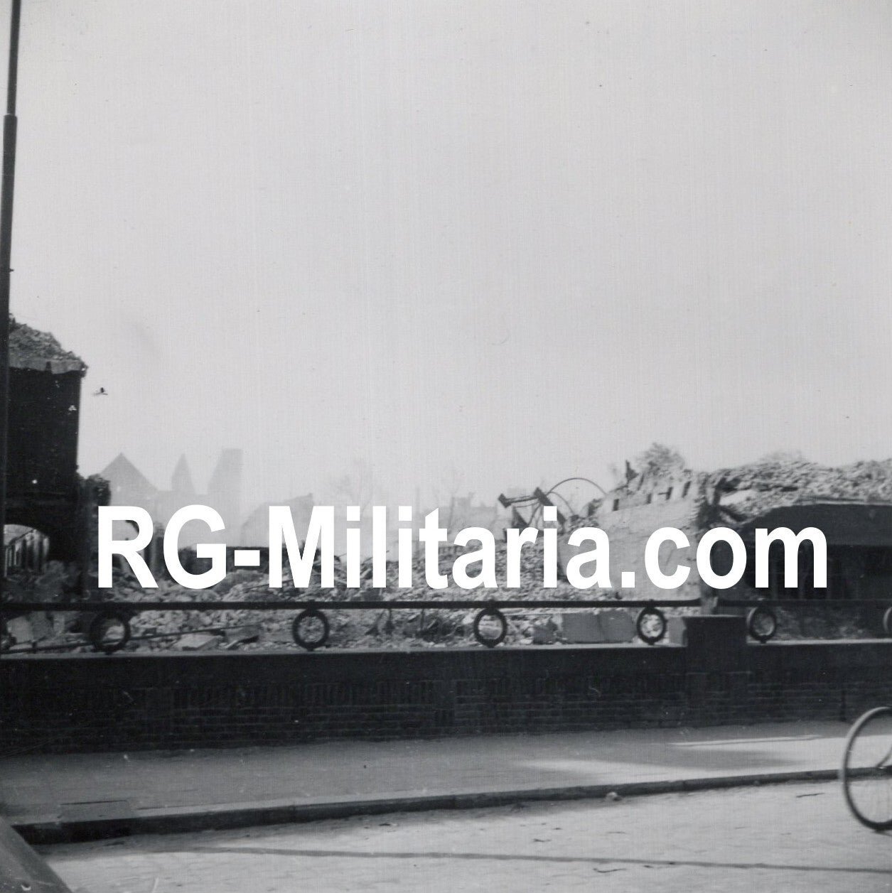 Original WW2 German Photo - German soldiers visiting the ruins in Rotterdam, Holland (1940) — image 6