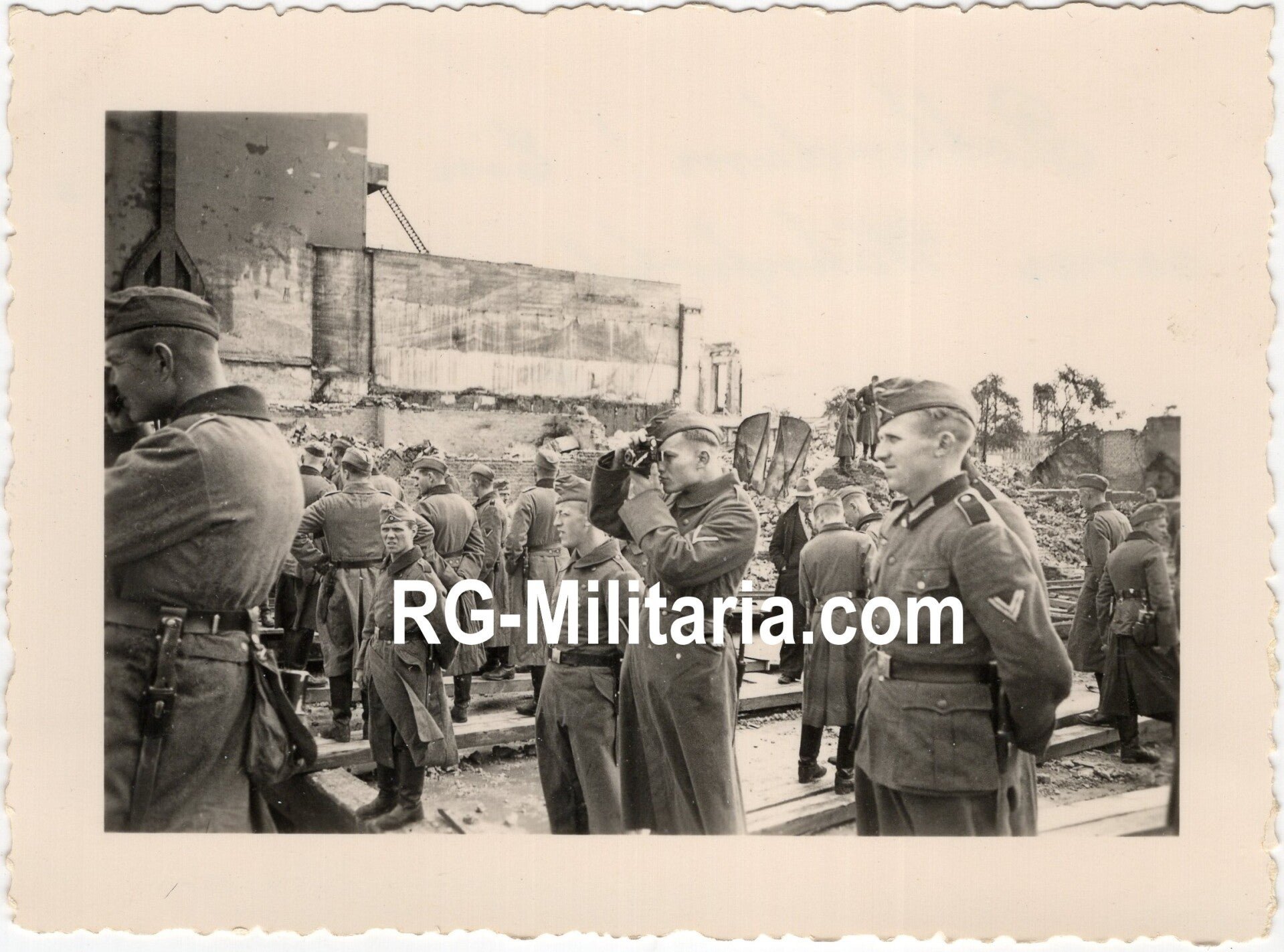 Original WW2 German Photo - German soldiers photographing the ruins in Rotterdam, Holland (1940) — image 3