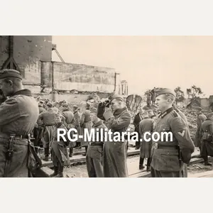 Original WW2 German Photo - German soldiers photographing the ruins …