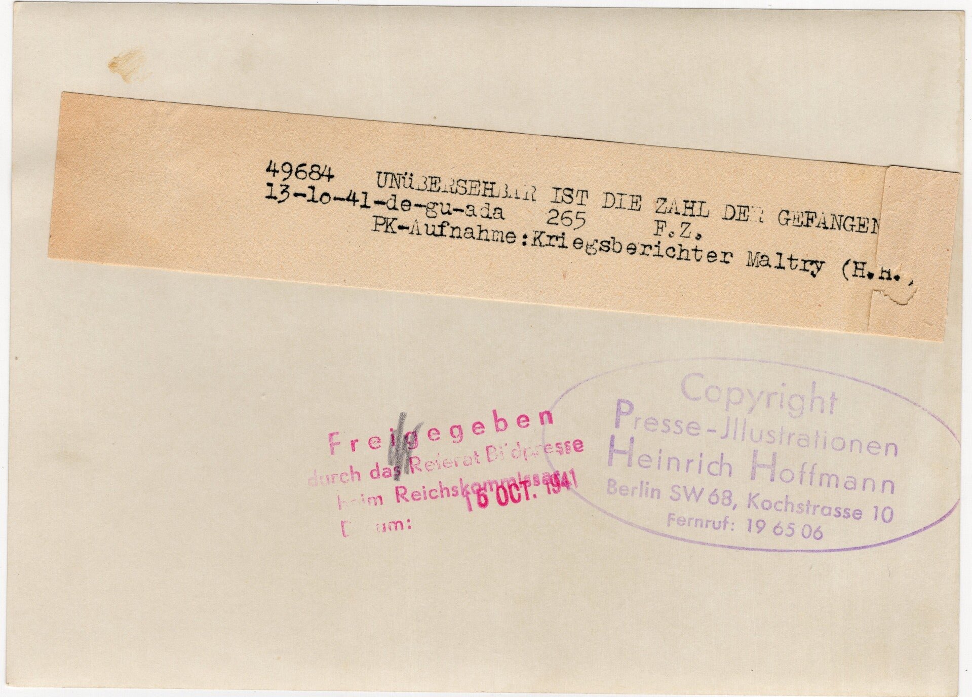 Original WW2 German Press Photo - Woman crying for Soviet POW soldiers, Eastern Front (1941) — image 2