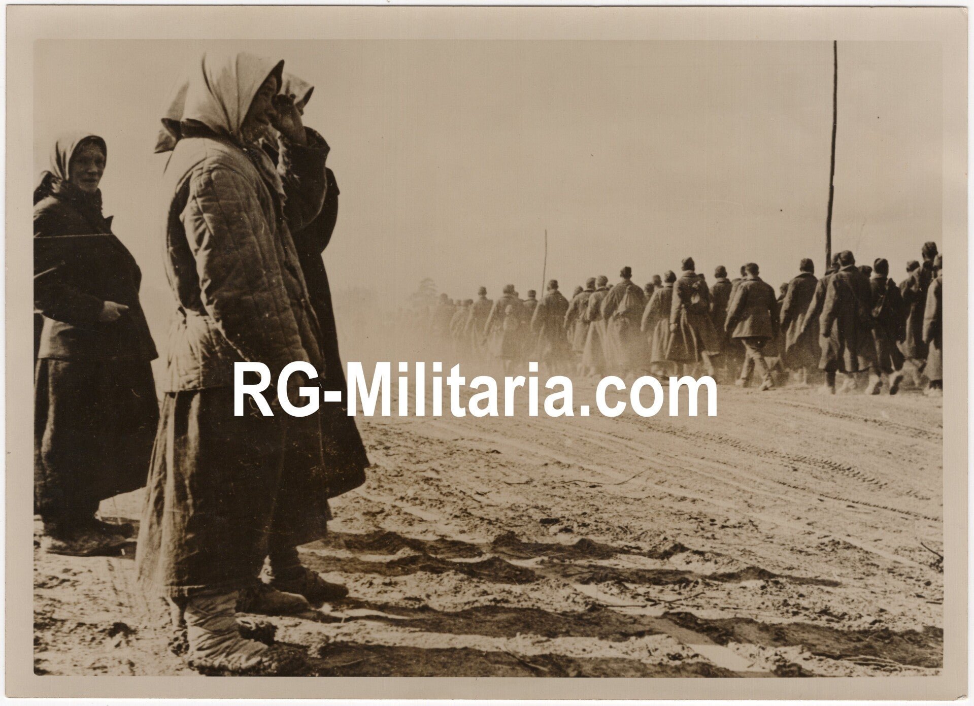 Original WW2 German Press Photo - Woman crying for Soviet POW soldiers, Eastern Front (1941) — image 3