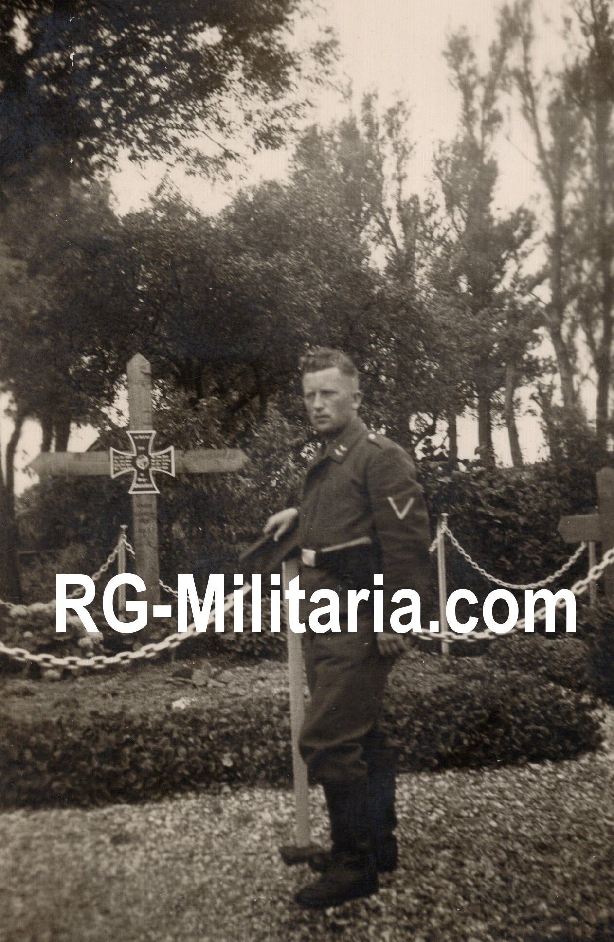 Original WW2 German Photo - German Fallschirmjäger grave monument in Rotterdam, Holland (1940) — image 3