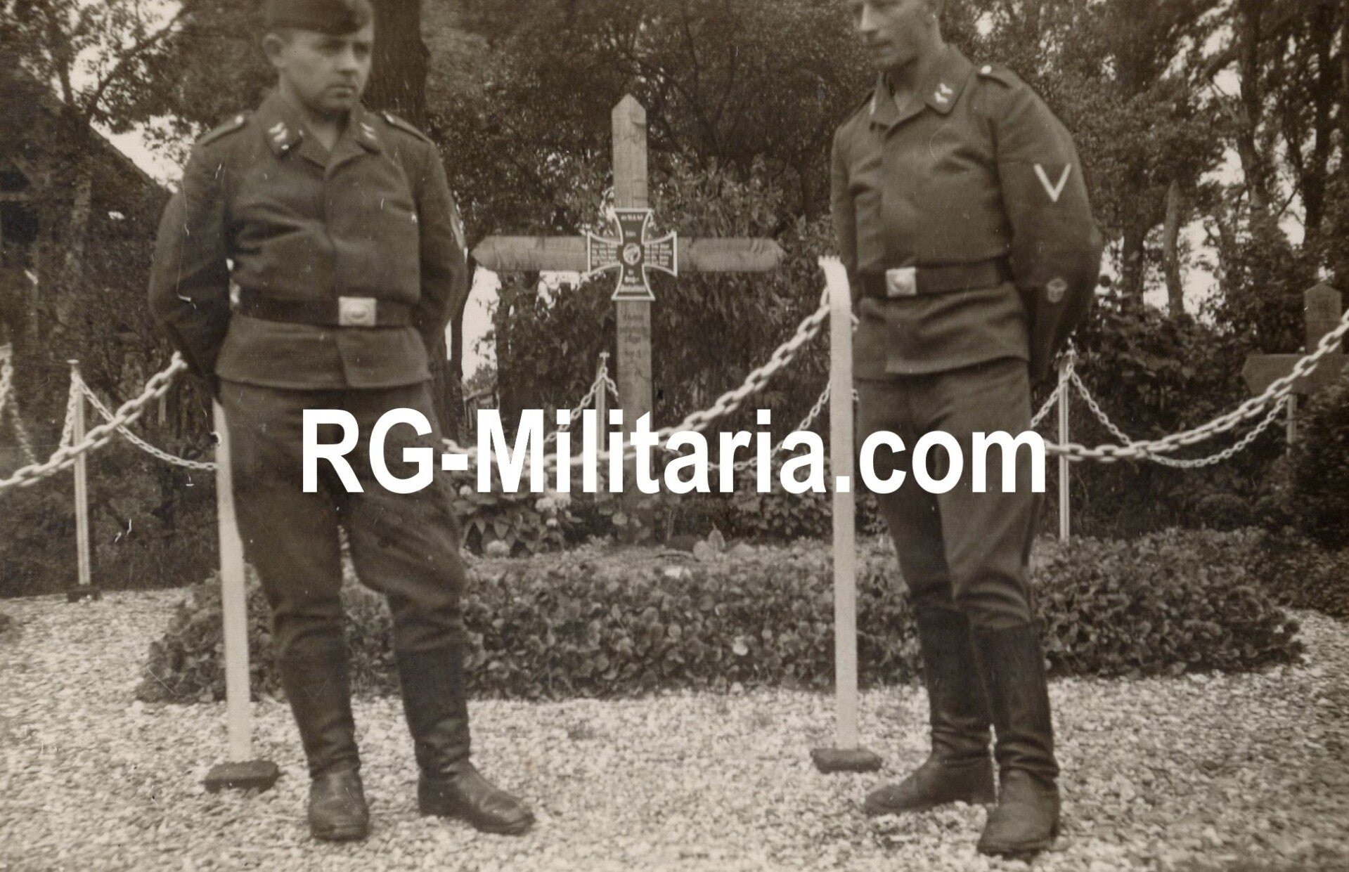 Original WW2 German Photo - German Fallschirmjäger grave monument in Rotterdam, Holland (1940) — image 4