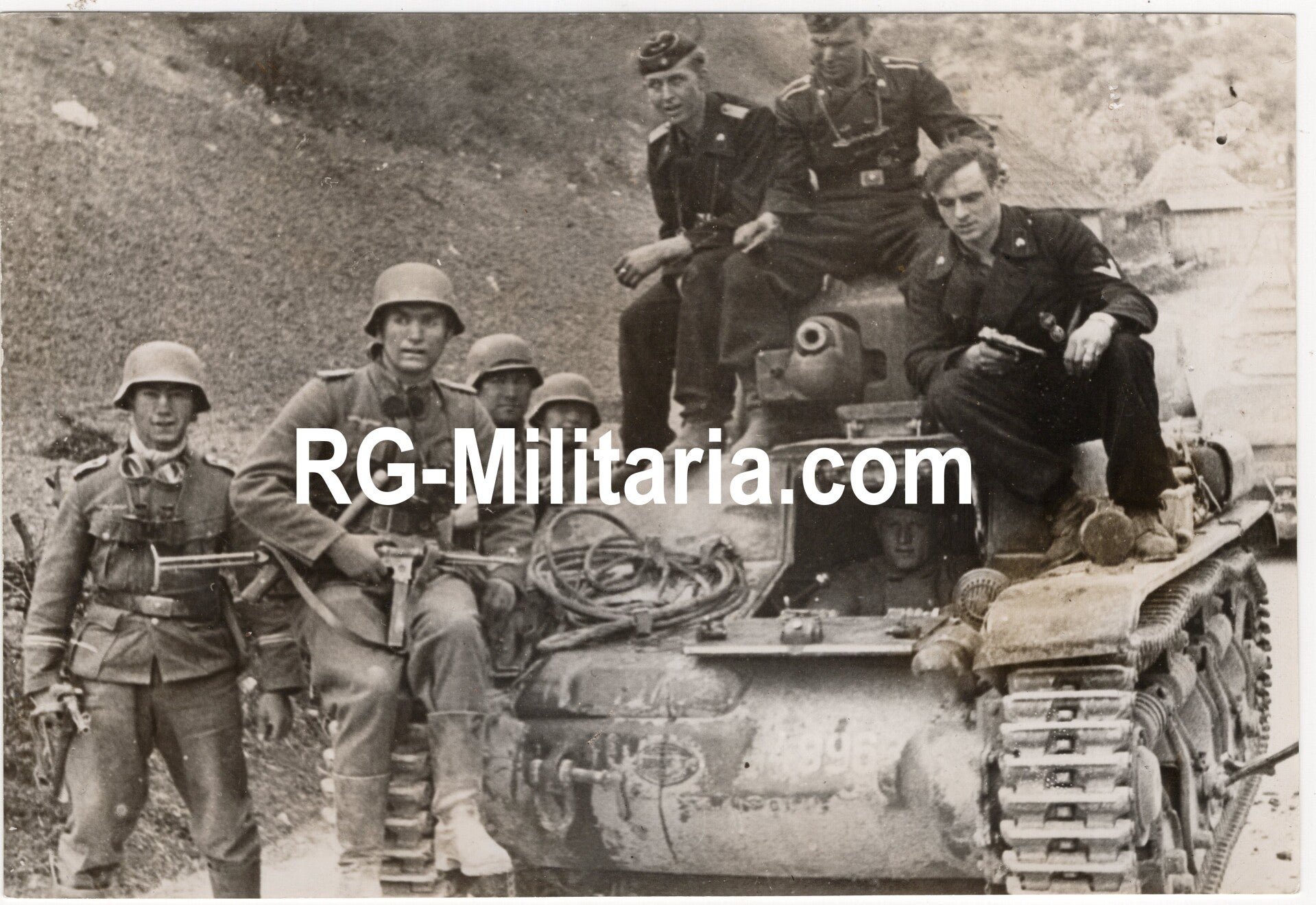 Original WW2 German Press Photo - German soldiers with a captured French tank (1941) — image 3