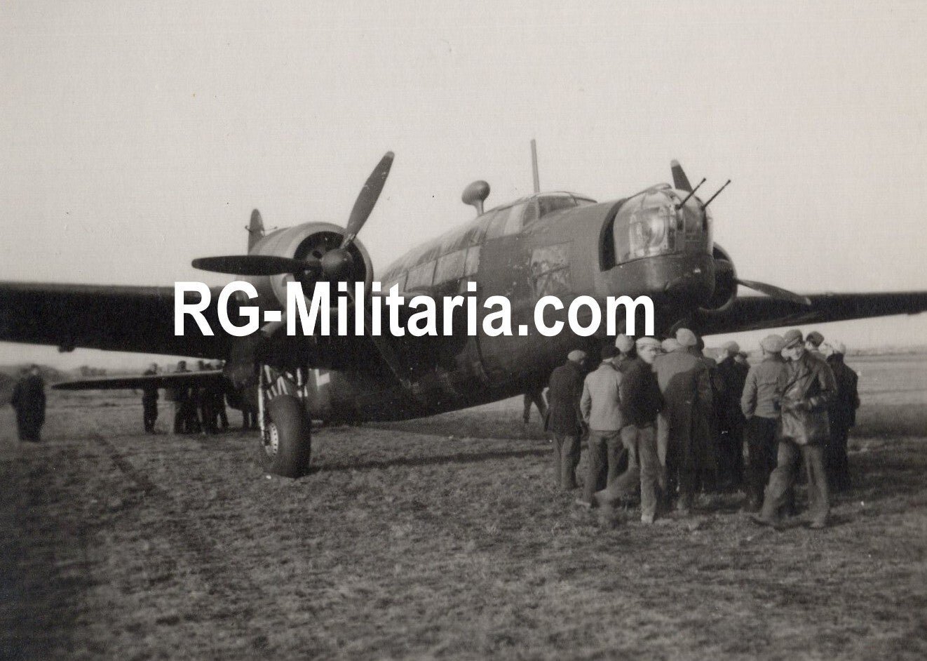 Original WW2 German Photo - Leidschendam landed RAF Vickers Wellington turned into a beute Luftwaffe airplane, Fliegerhorst Schiphol, Amsterdam (1941) — image 2