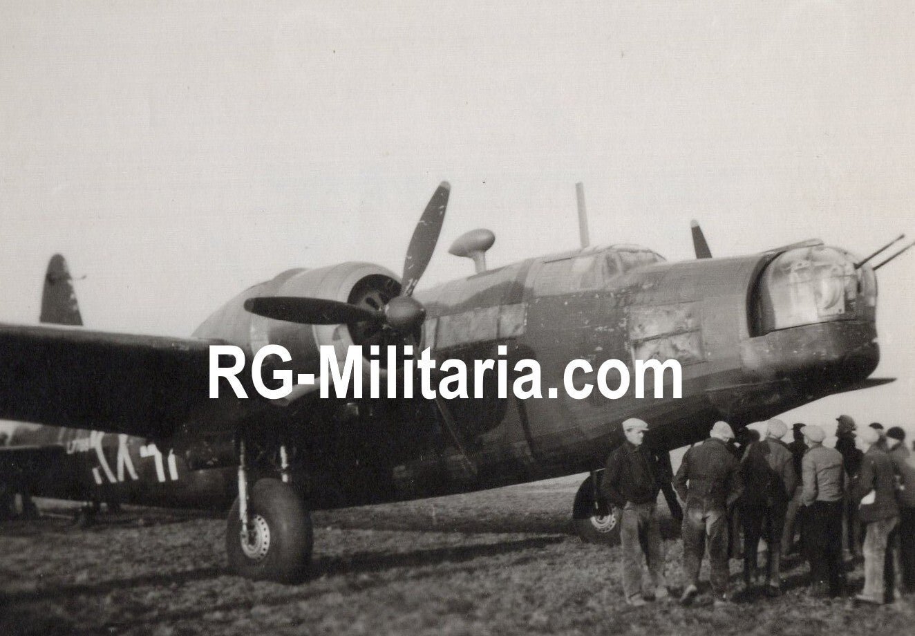 Original WW2 German Photo - Leidschendam landed RAF Vickers Wellington turned into a beute Luftwaffe airplane, Fliegerhorst Schiphol, Amsterdam (1941) — image 3