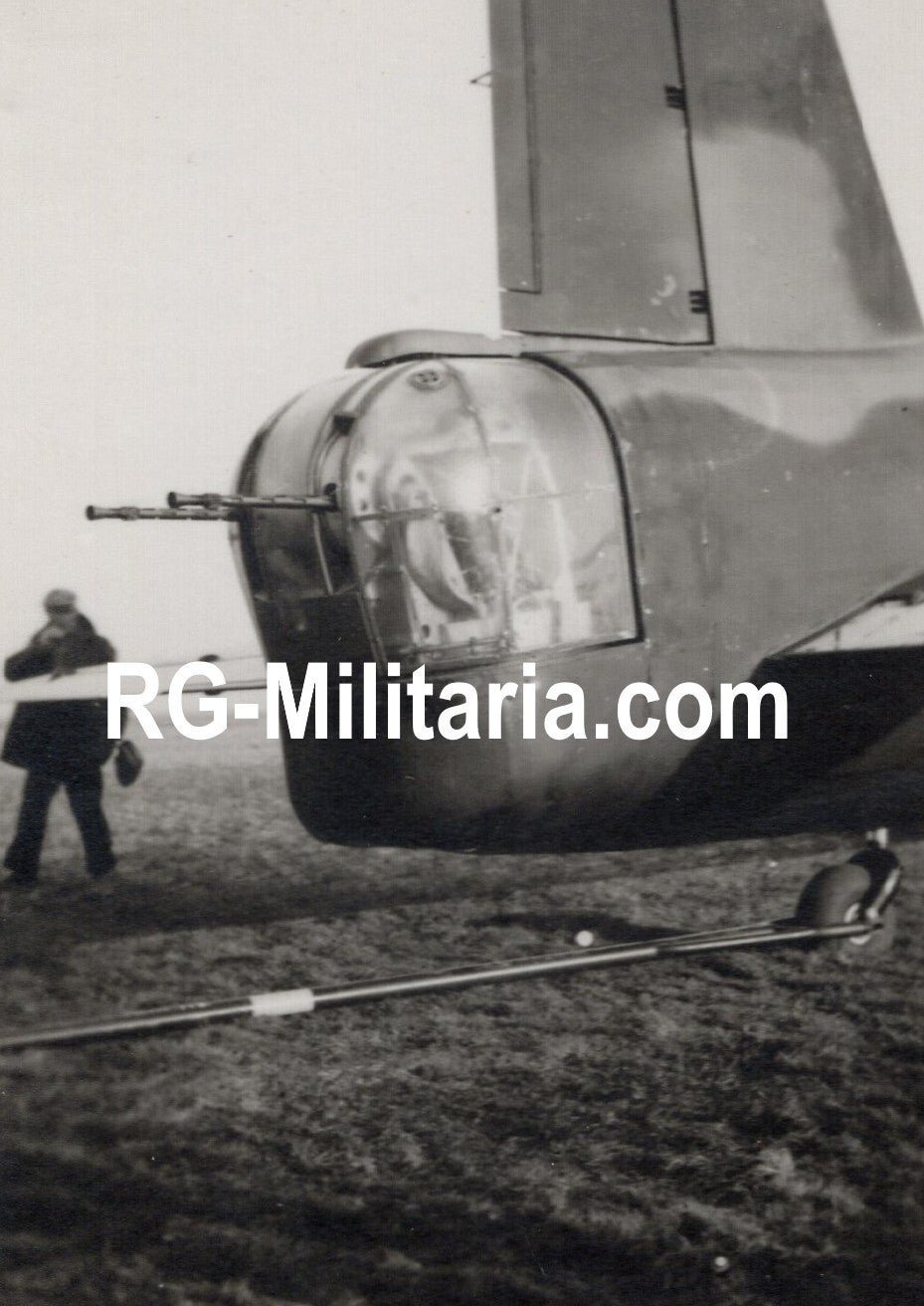 Original WW2 German Photo - Leidschendam landed RAF Vickers Wellington turned into a beute Luftwaffe airplane, Fliegerhorst Schiphol, Amsterdam (1941) — image 4