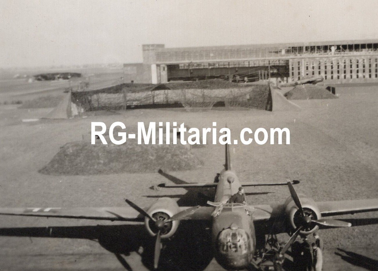 Original WW2 German Photo - Leidschendam landed RAF Vickers Wellington turned into a beute Luftwaffe airplane, Fliegerhorst Schiphol, Amsterdam (1941) — image 5