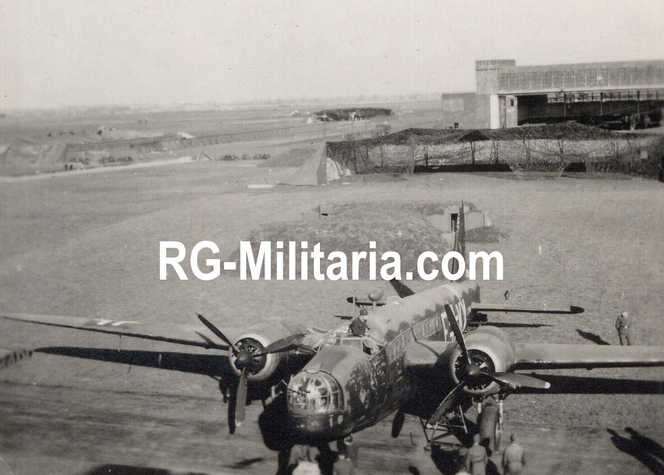 Original WW2 German Photo - Leidschendam landed RAF Vickers Wellington turned into a beute Luftwaffe airplane, Fliegerhorst Schiphol, Amsterdam (1941) — image 6