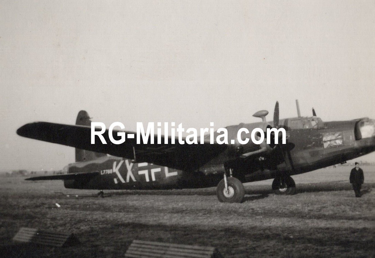 Original WW2 German Photo - Leidschendam landed RAF Vickers Wellington turned into a beute Luftwaffe airplane, Fliegerhorst Schiphol, Amsterdam (1941) — image 8