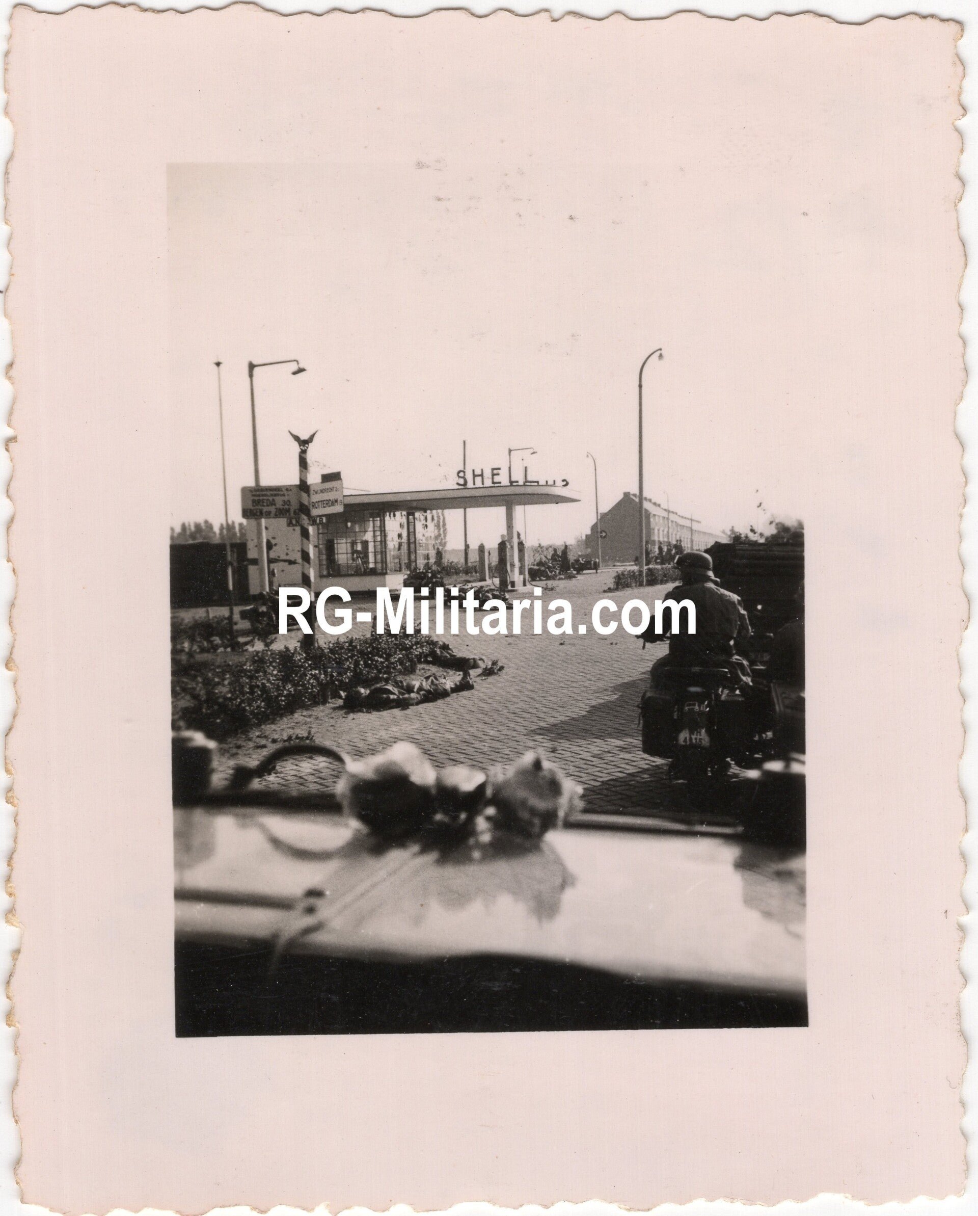 Original WW2 German Photo - Dutch KIA troops Hugo de Grootplein, Dordrecht, Blitzkrieg on Holland, May (1940) — image 3