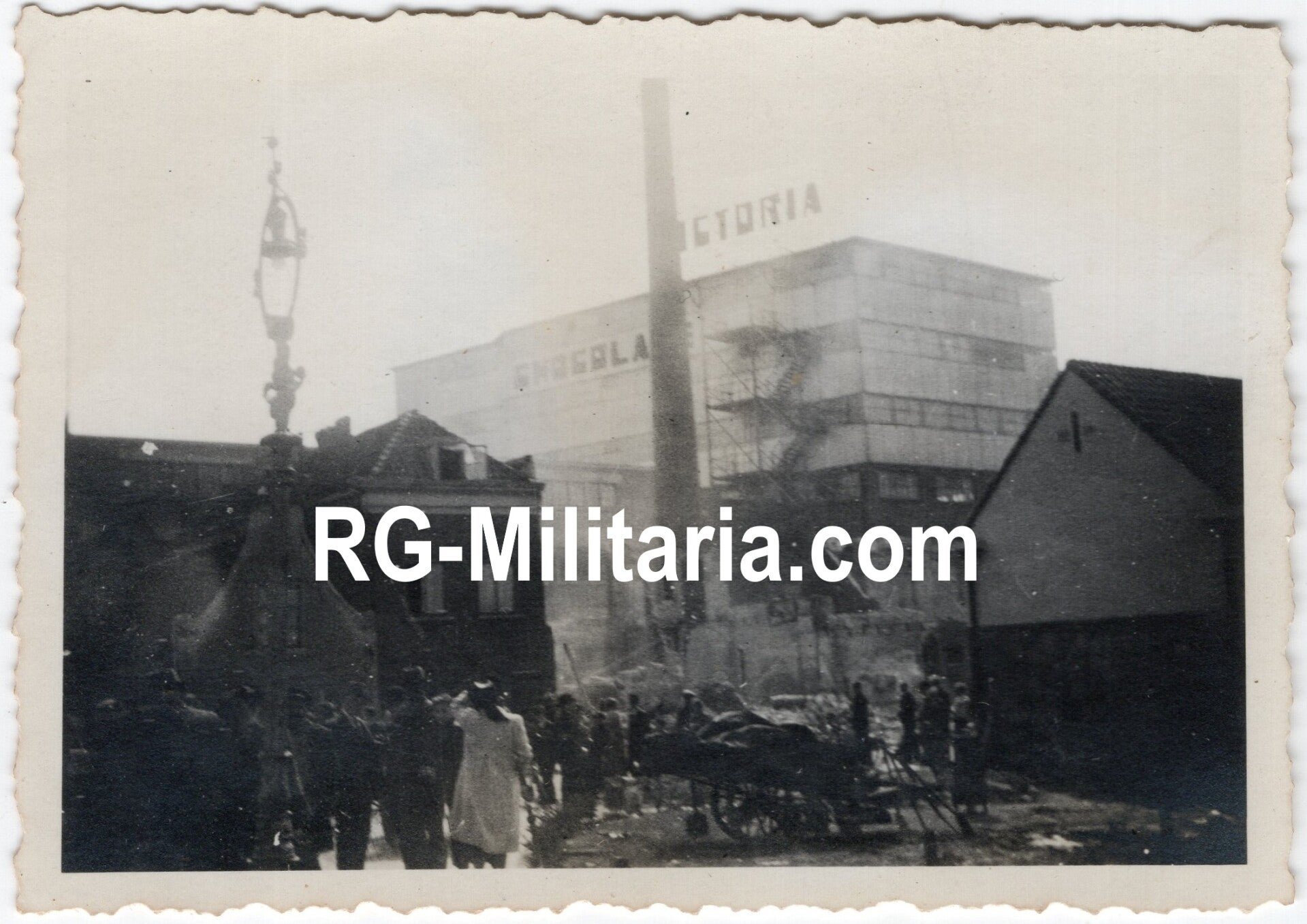 Original WW2 German Photo - Crowd at the Victoria factory, Dordrecht, Blitzkrieg on Holland, May (1940) — image 3