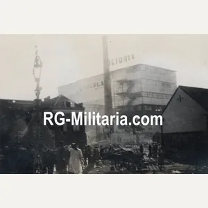 Original WW2 German Photo - Crowd at the Victoria factory, …