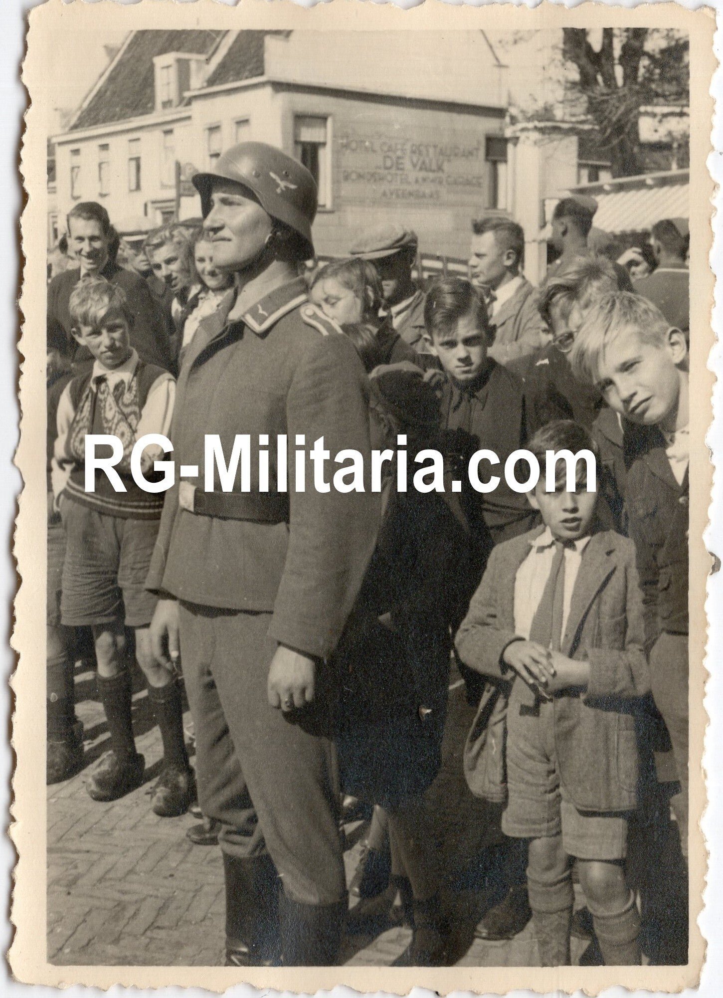 Original WW2 German Photo - Luftwaffe soldier in Franeker — image 3