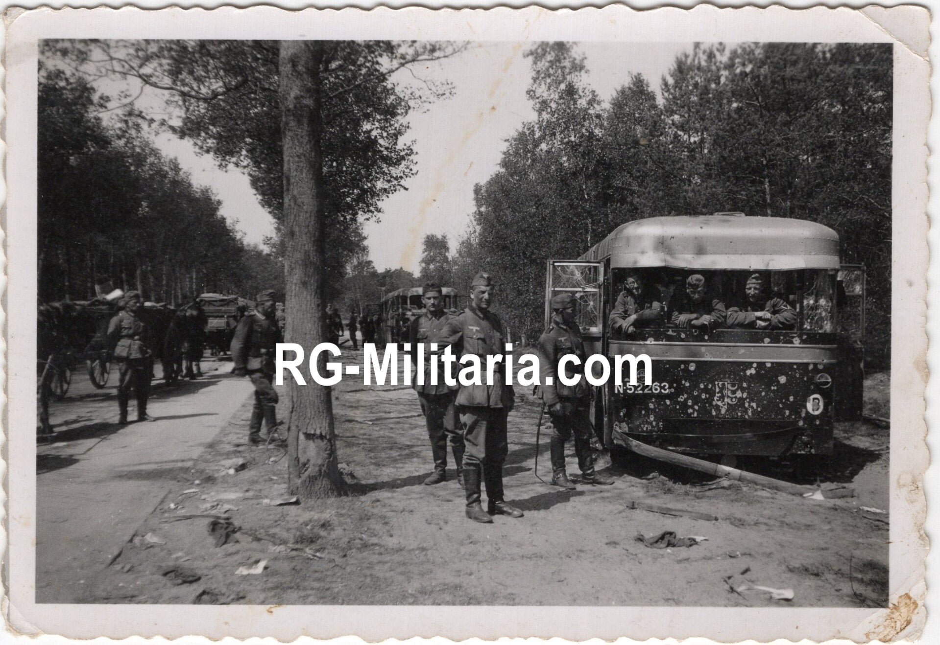 Original WW2 German Photo - Destroyed Dutch bus with German soldiers, Holland, May (1940) — image 3
