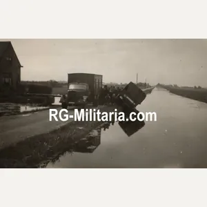 Original WW2 German Photo - German truck accident, Holland
