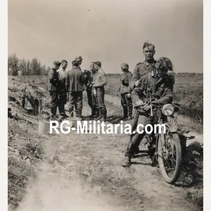 Original WW2 German Photo - Luftlandetruppen soldiers with a captured …