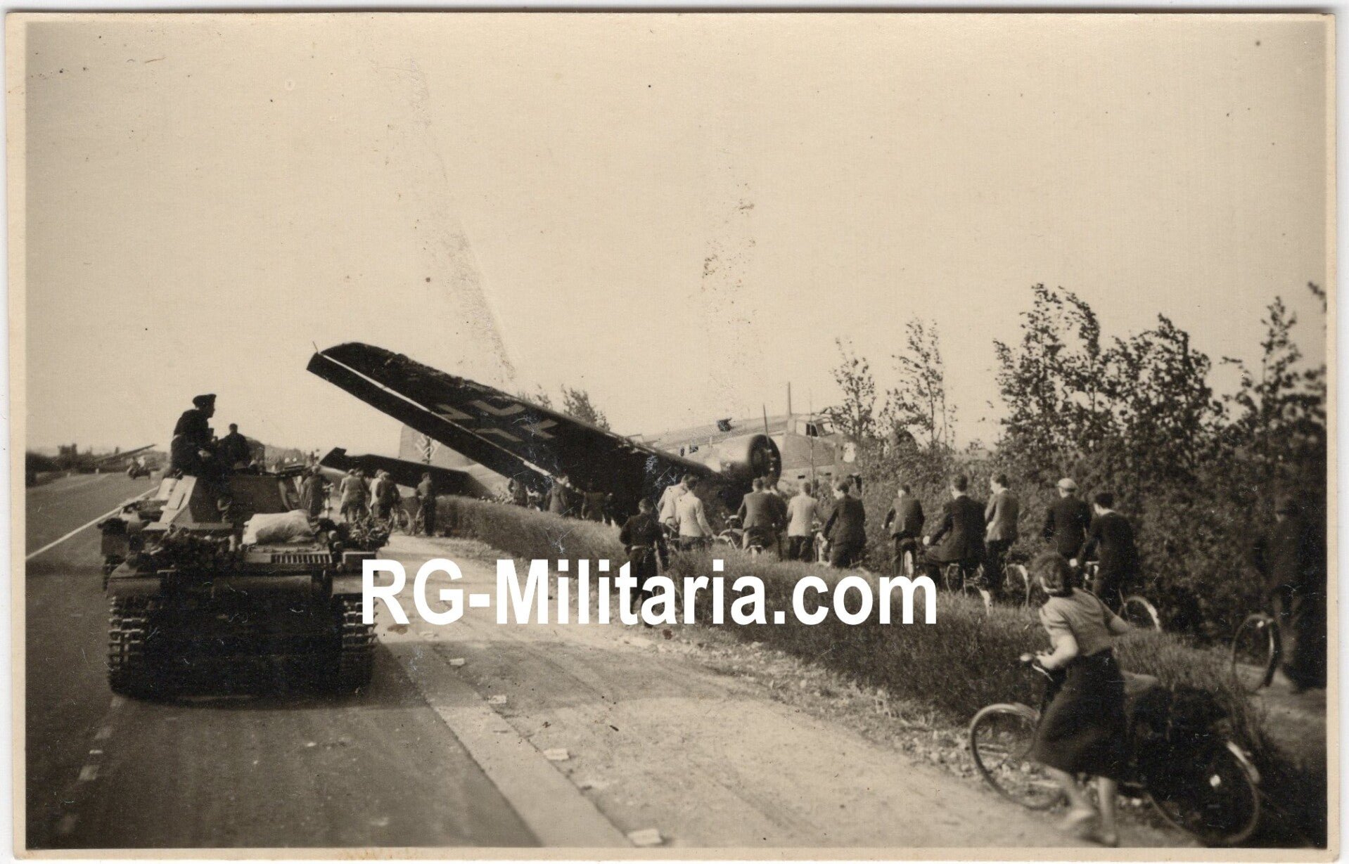 Original WW2 German Photo - Rijksweg near Delft with tank and landed Junkers JU 52 airplane with decal, Blitzkrieg May, Holland (1940) — image 3