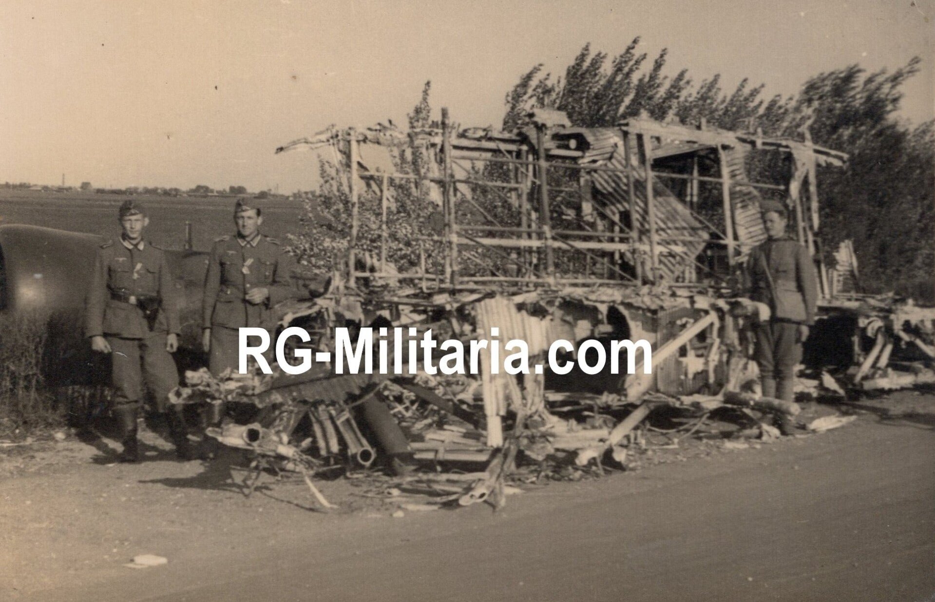 Original WW2 German Photo - German and Dutch soldiers at the Rijksweg near Delft with crashed Junkers JU 52 airplanes, Blitzkrieg May, Holland (1940) — image 4