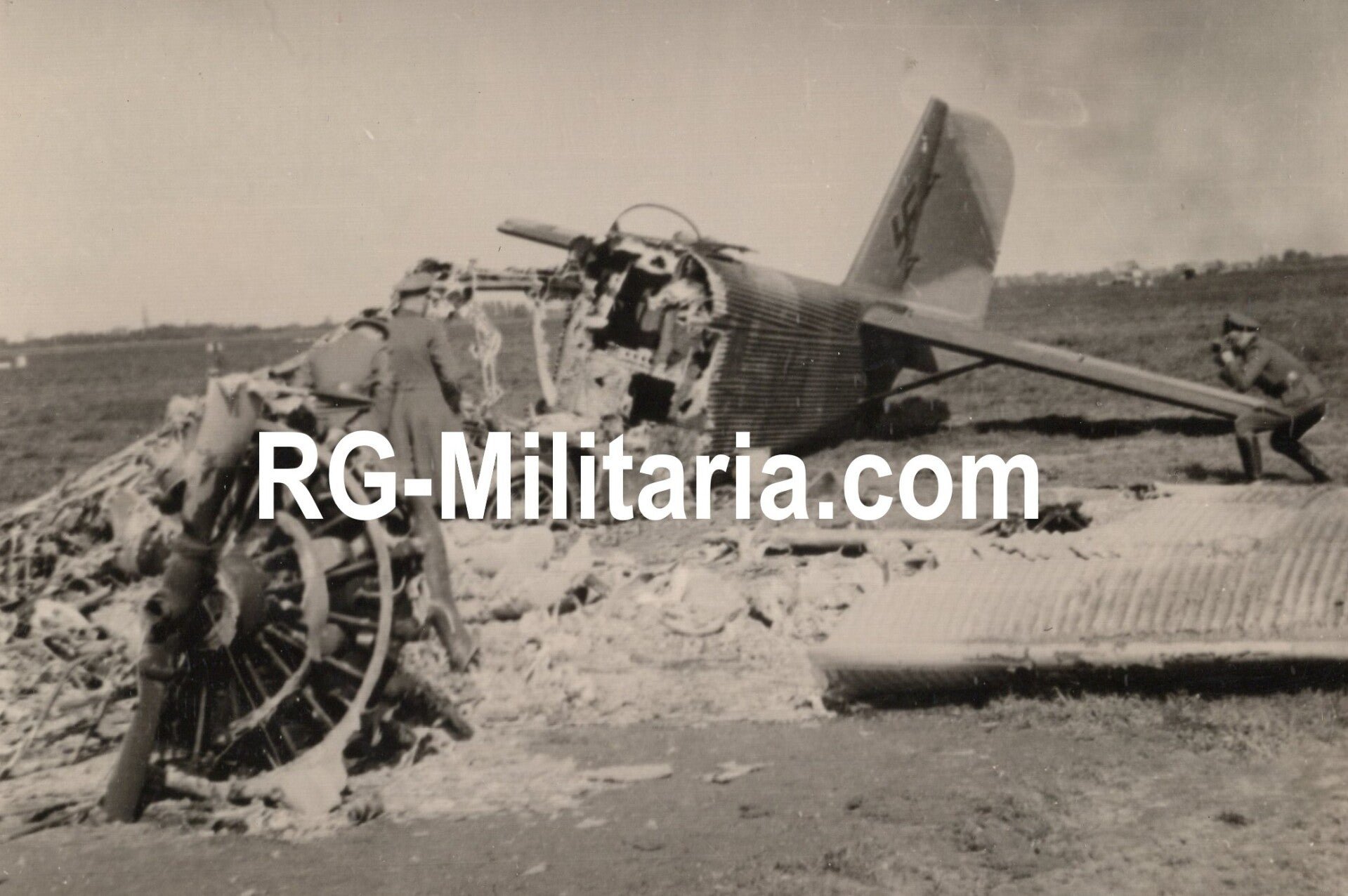 Original WW2 German Photo - Rotterdam airfield Waalhaven with crashed Junkers JU 52 airplane, Holland (1940) — image 3