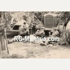 Original WW2 German Photo - German soldiers take a break …