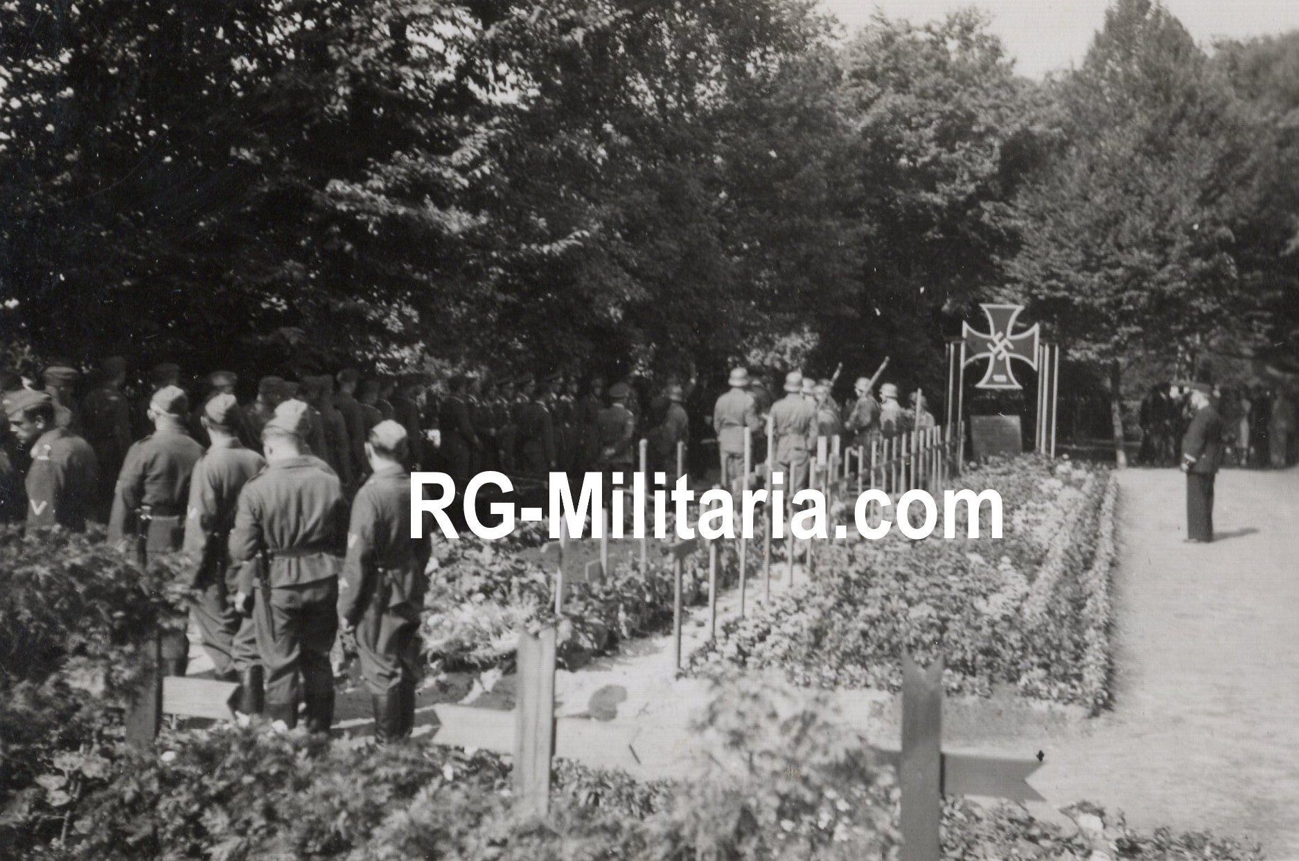 Original WW2 German Photo - German graveyard monument in Rotterdam, Holland (1940) — image 3