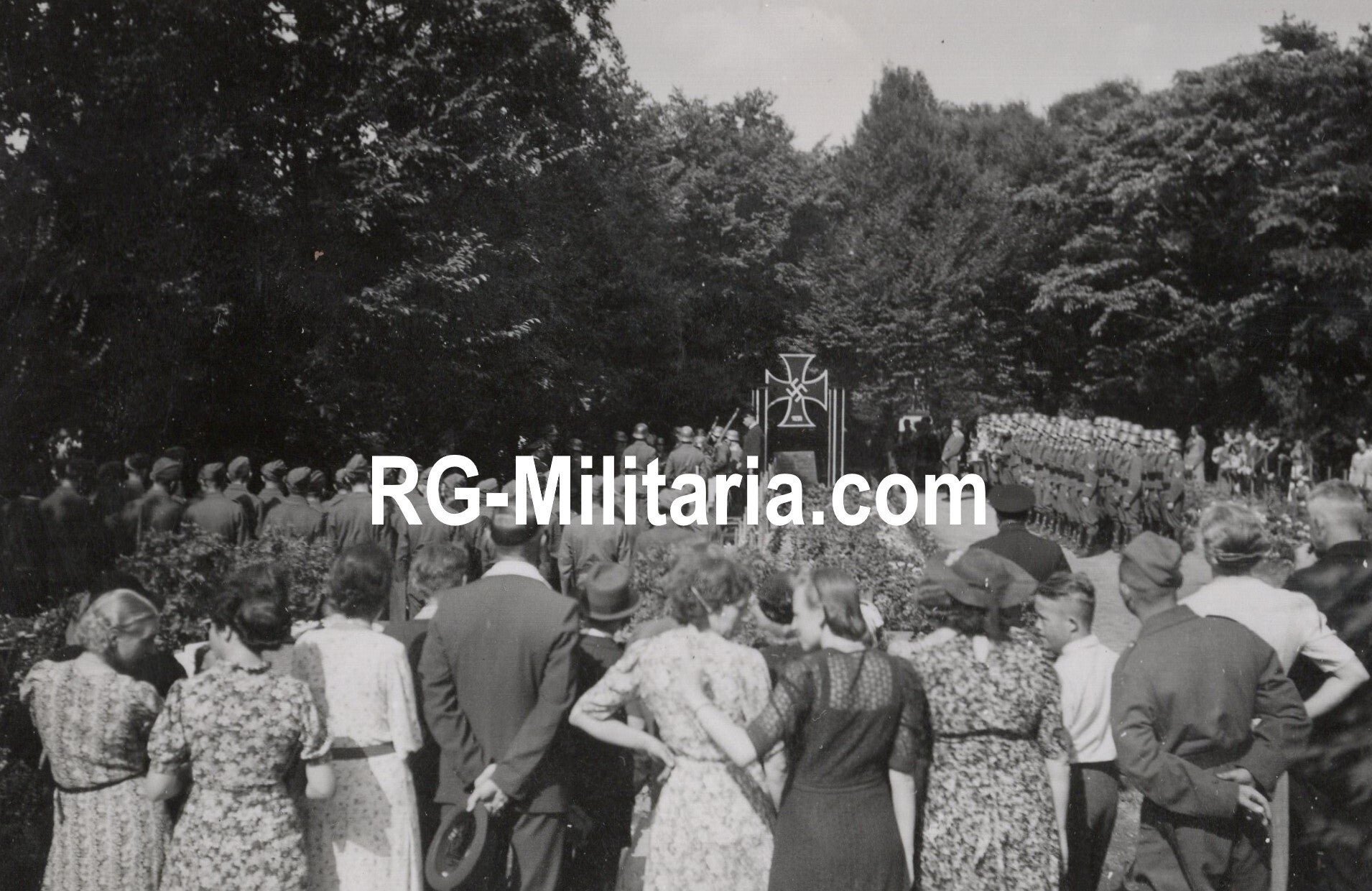 Original WW2 German Photo - German graveyard monument in Rotterdam, Holland (1940) — image 4