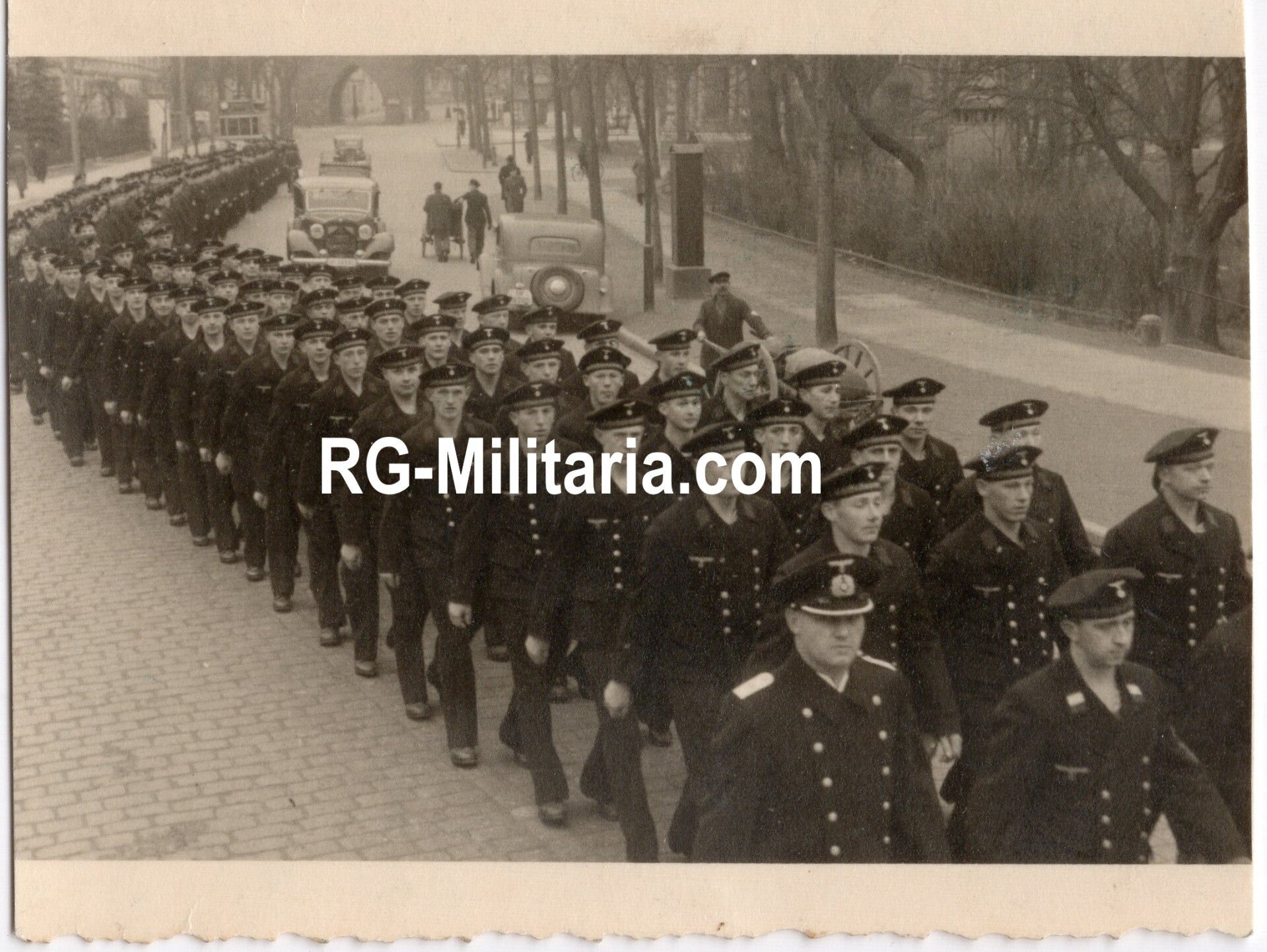 Original WW2 German Photo - KM Kriegsmarine march in Rotterdam, Holland — image 3