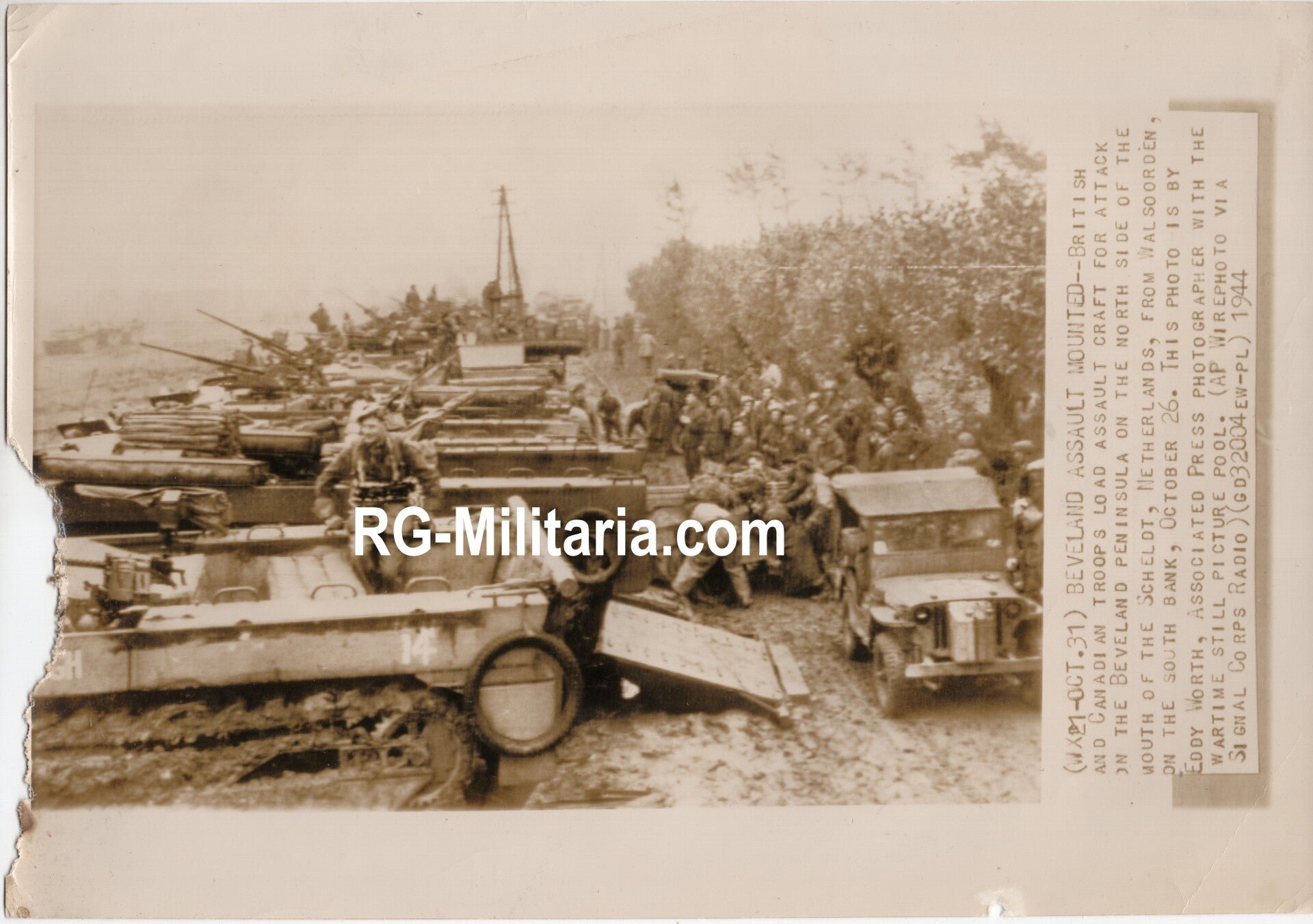 Original WW2 US Press Photo - British and Canadian troops enter Walsoorden, Beveland, Scheldt, Zeeland, Holland (1944) — image 3
