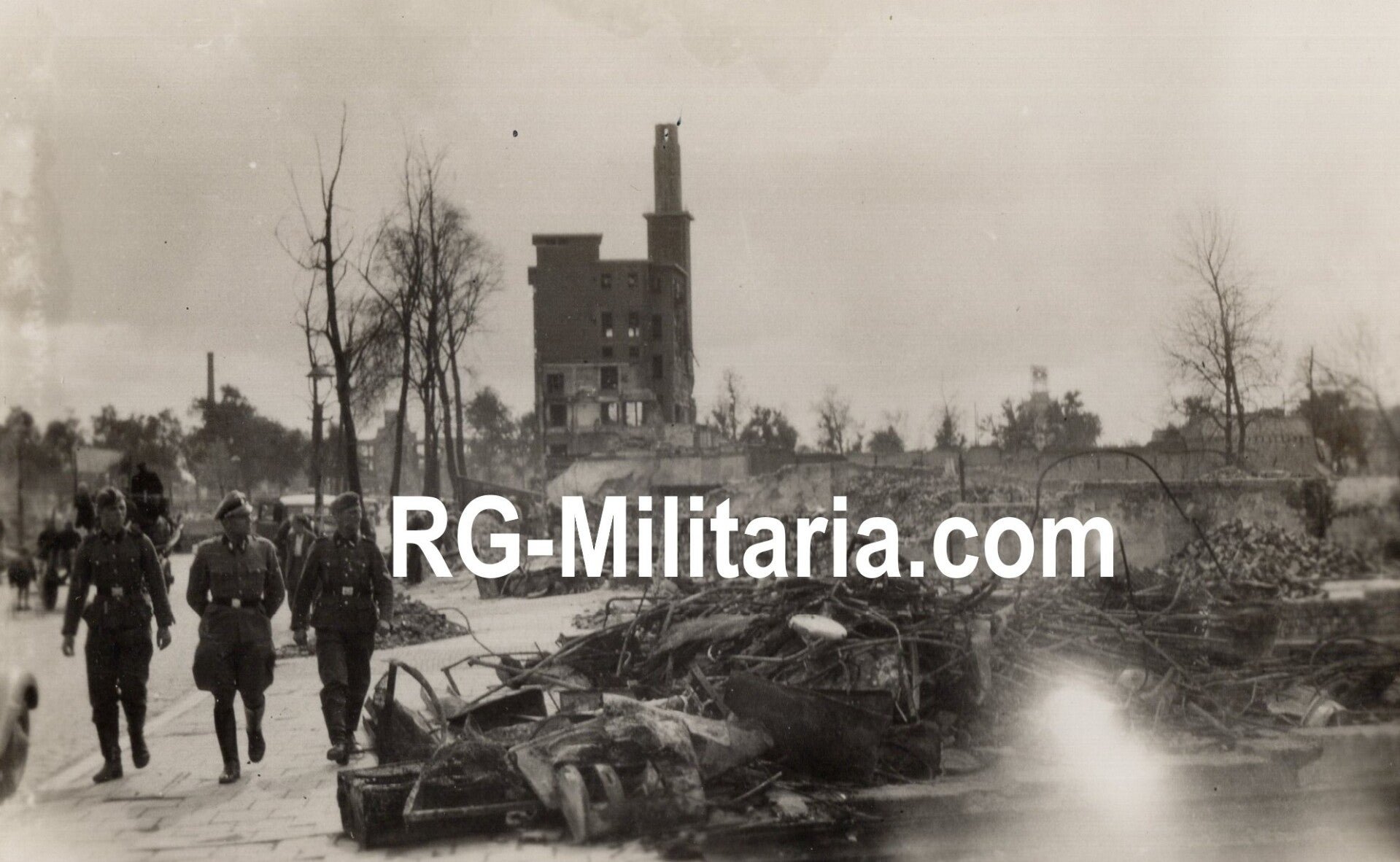 Original WW2 German Photo - SS officer visiting the bombed city of Rotterdam, Holland (1940) — image 2