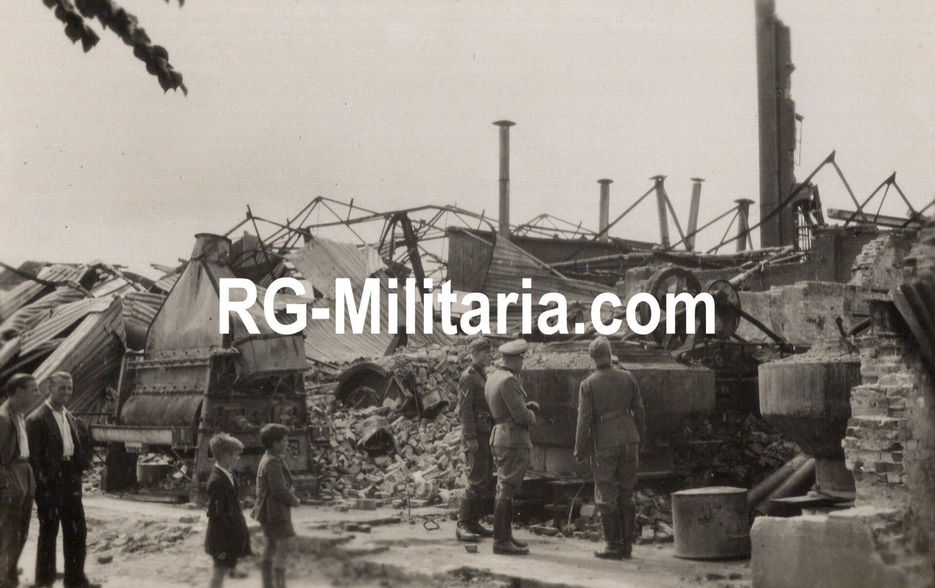 Original WW2 German Photo - SS officer visiting the bombed city of Rotterdam, Holland (1940) — image 3