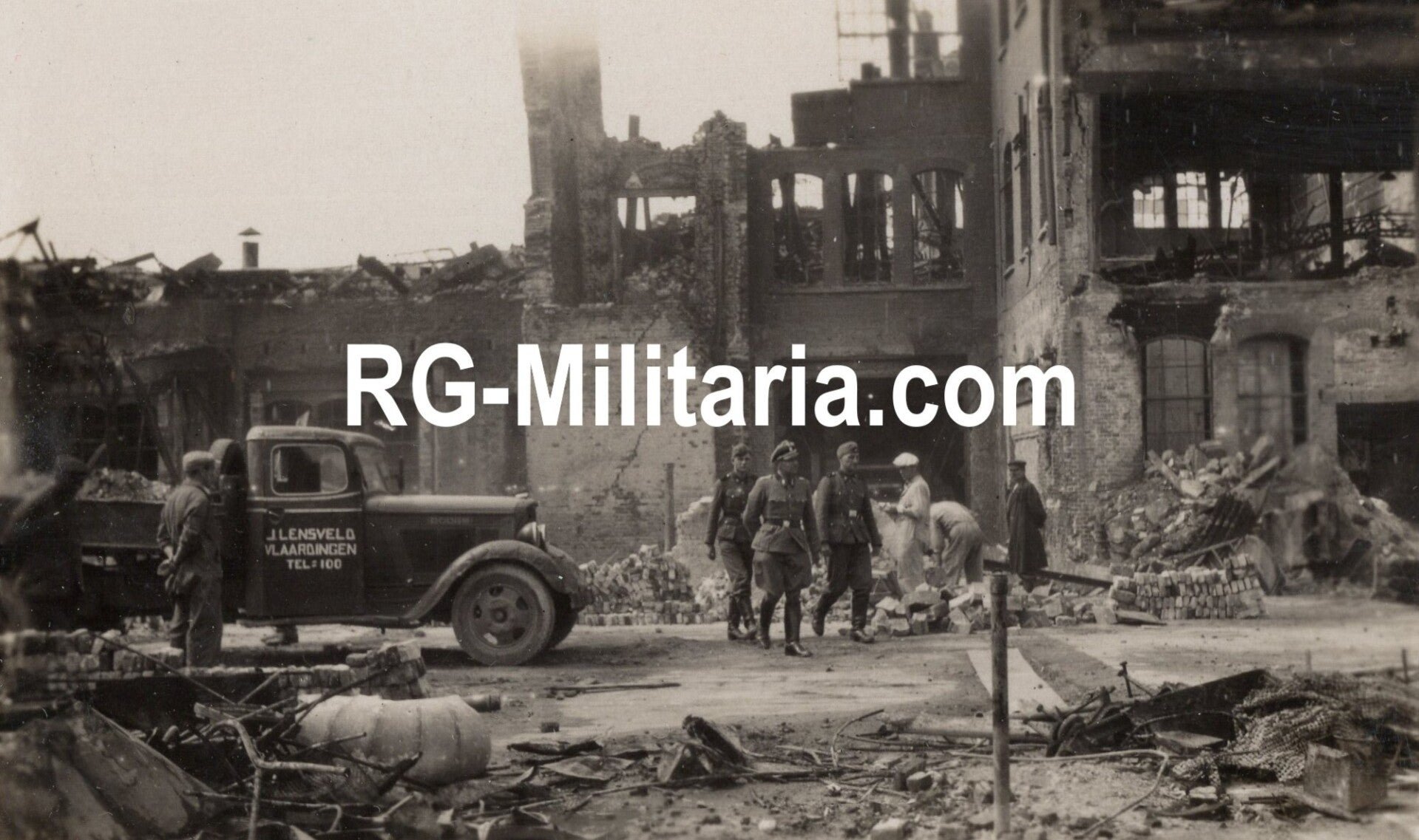 Original WW2 German Photo - SS officer visiting the bombed city of Rotterdam, Holland (1940) — image 4