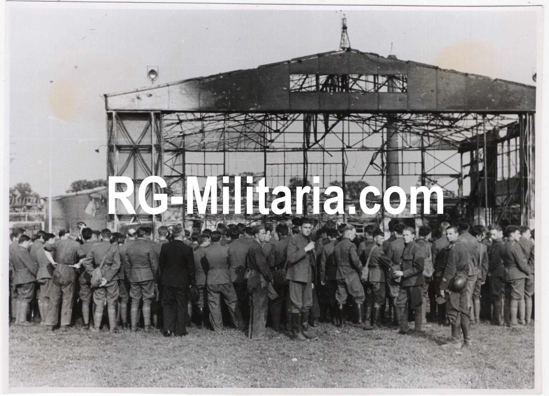 Original WW2 German Press Photo - German and Dutch soldiers in front of the burned hangar of the Rotterdam airport Waalhaven, Holland, May (1940) — image 3