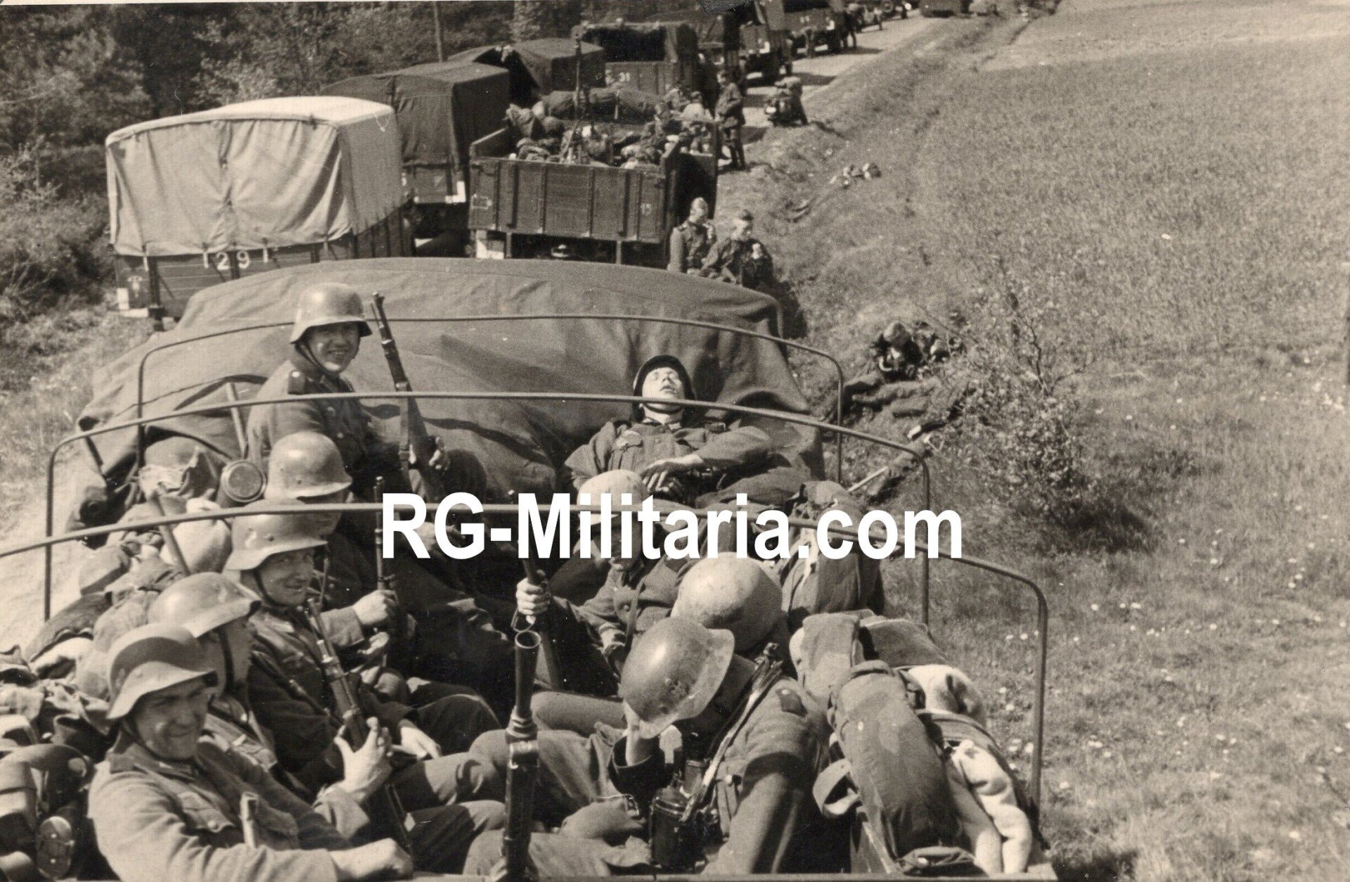 Original WW2 German Photo - Wehrmacht soldiers occupy Harderwijk, Holland, May (1940) — image 4