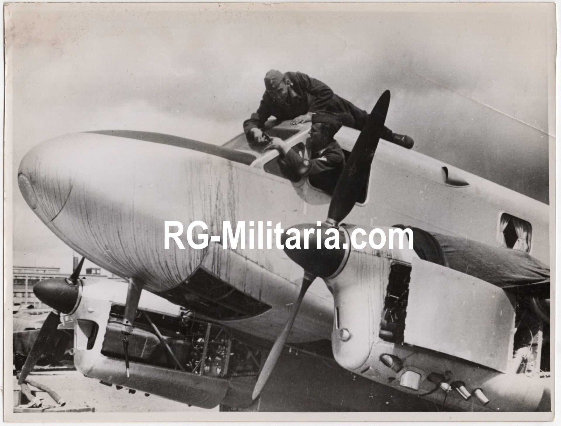 Original WW2 German Press Photo - Luftwaffe airplane at the Renault Flugzeugwerken, Paris, France — image 3