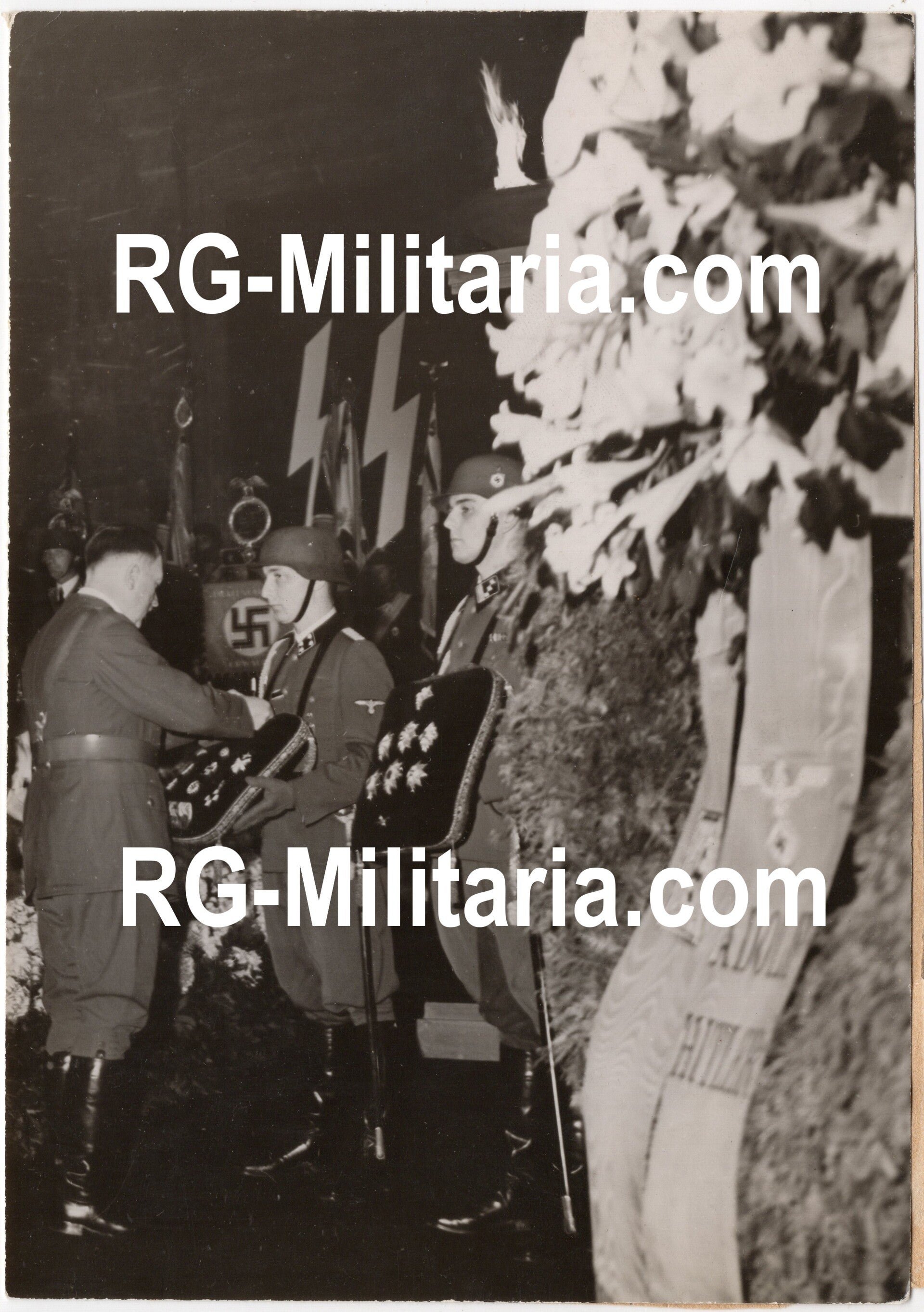 Original WW2 German Waffen SS Press Photo - Adolf Hitler posthumously awarding SS-Obergruppenführer Reinhard Heydrich the Deutscher Orden der NSDAP during his funeral, Berlin (1942) — image 3