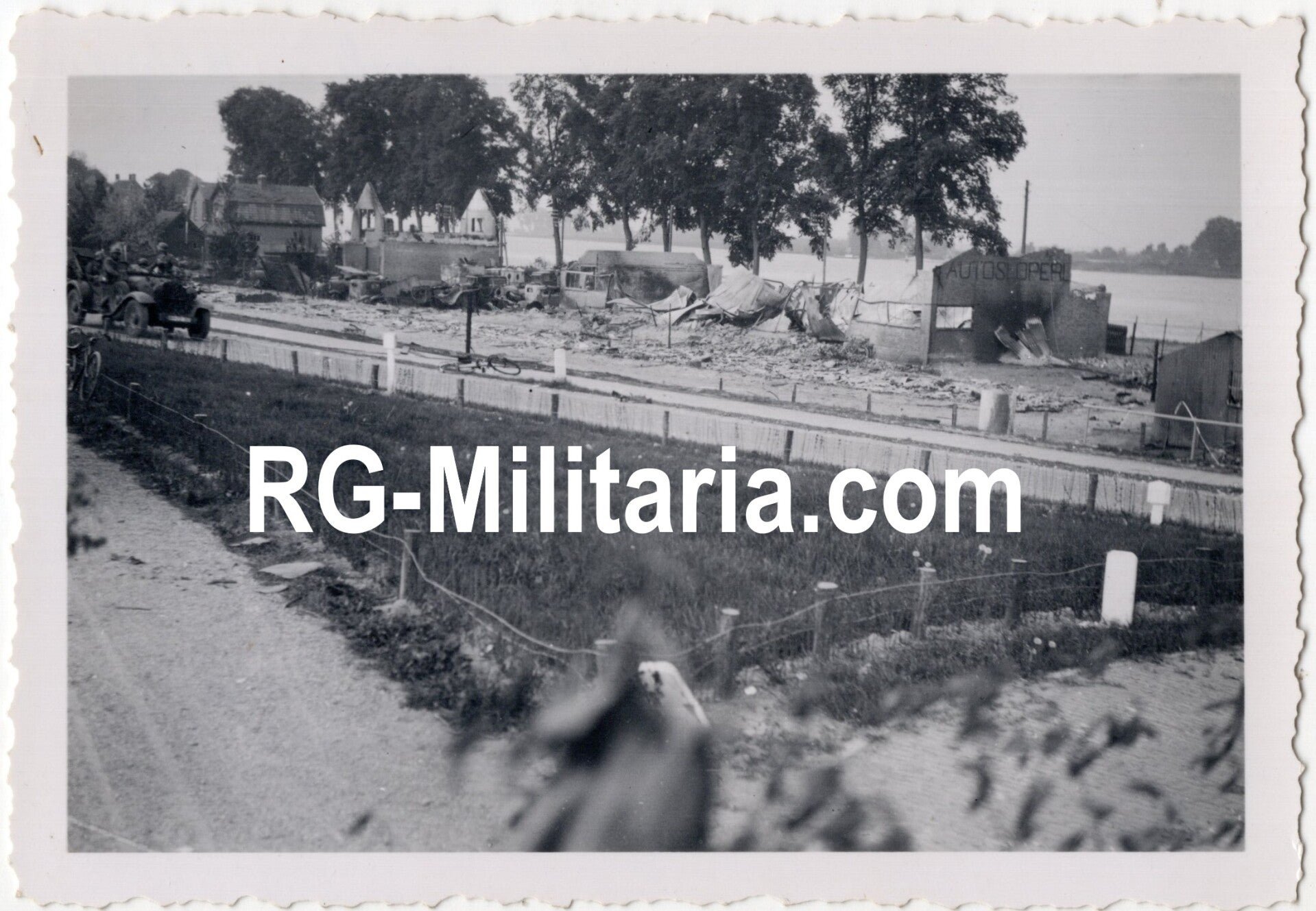 Original WW2 German Photo - German soldiers driving past destroyed houses at Moerdijk, Rotterdam, Holland, May (1940) — image 3