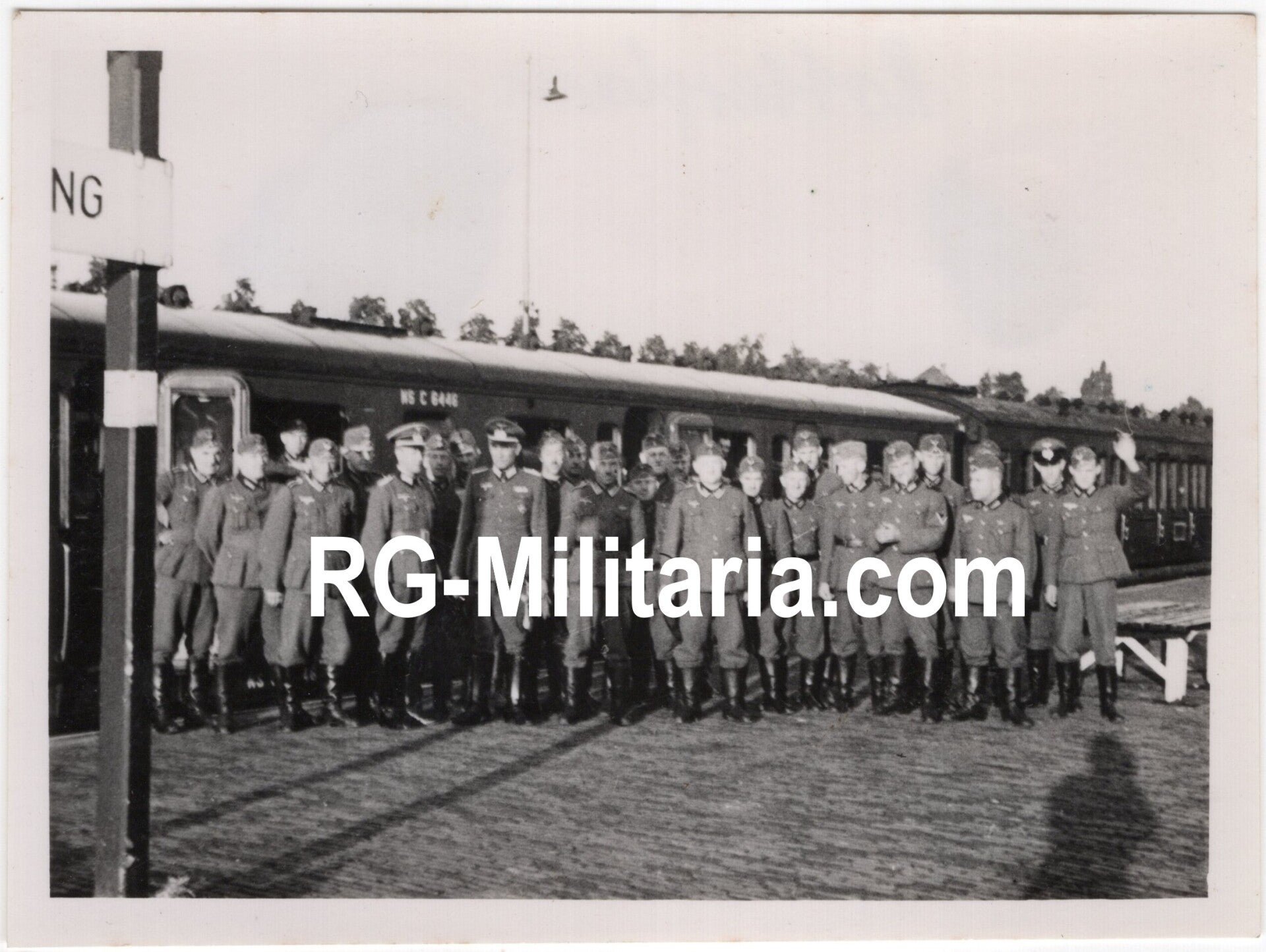 Original WW2 German Photo - Wehrmacht at the train station of Rotterdam, NS train C 6446 (1940) — image 3