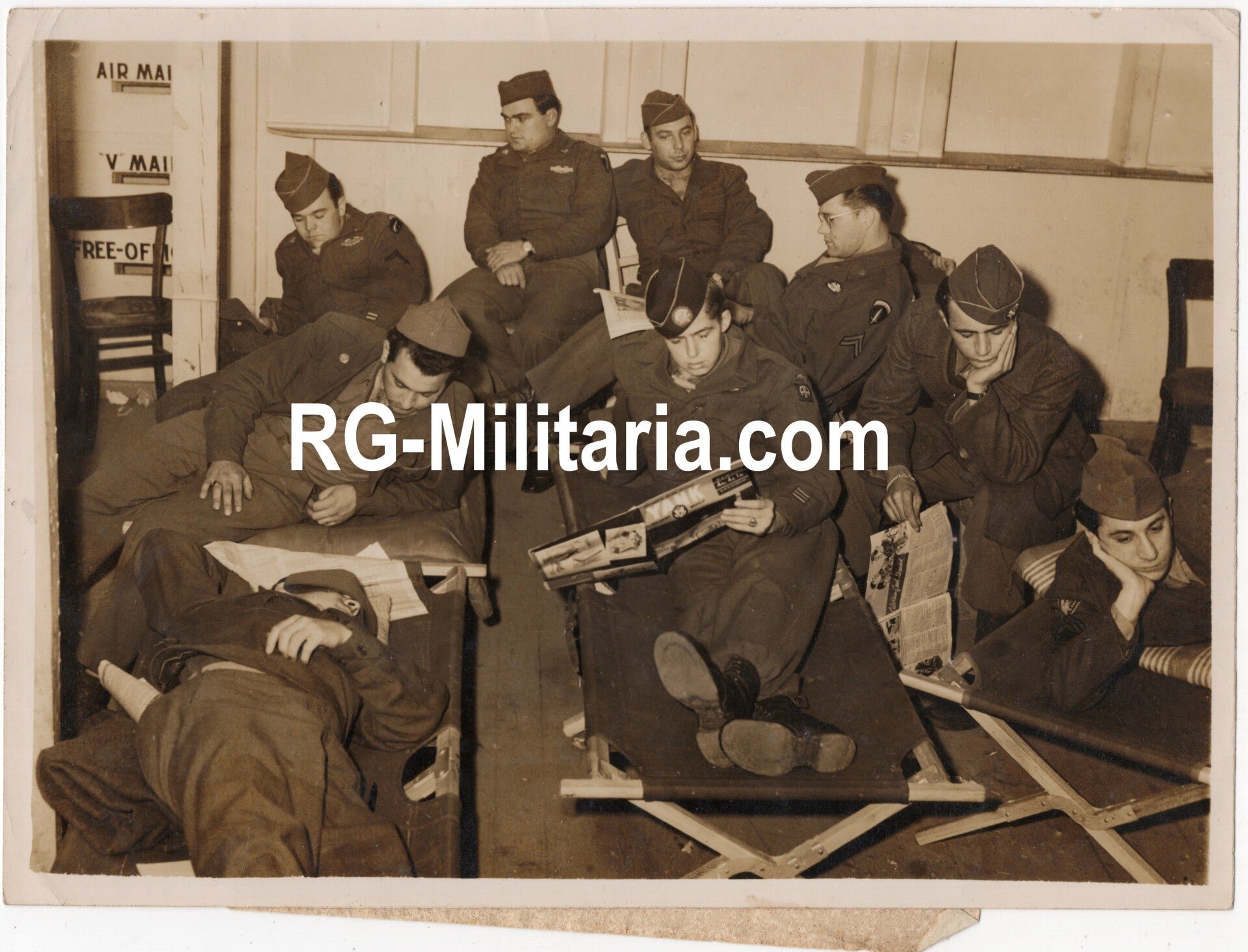 Original WW2 US Press Photo - US Troops waiting to send their money home from Berlin (1945) — image 3
