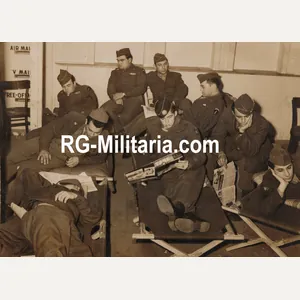 Original WW2 US Press Photo - US Troops waiting to …