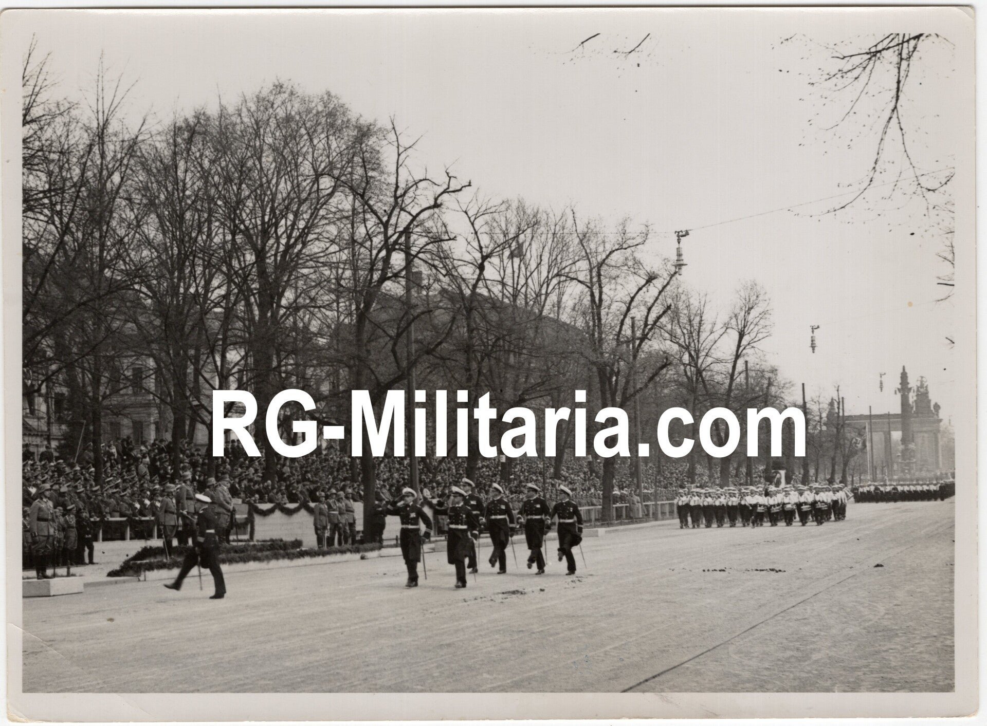 Original WW2 German Press Photo - KM Kriegsmarine parade on Adolf Hitler's birthday, Wilhelmplatz, Berlin (1937) — image 3