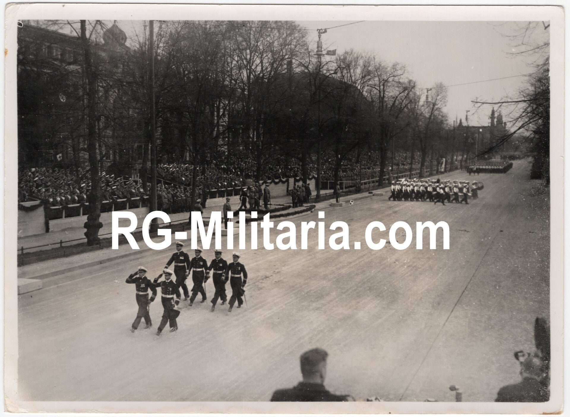 Original WW2 German Press Photo - KM Kriegsmarine parade on Adolf Hitler's birthday, Wilhelmplatz, Berlin (1937) — image 3