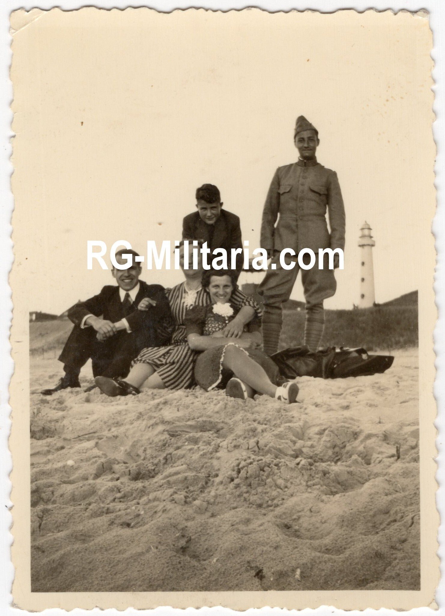 Original WW2 Dutch Photo - Family picture with Dutch soldier, Egmond aan Zee — image 3