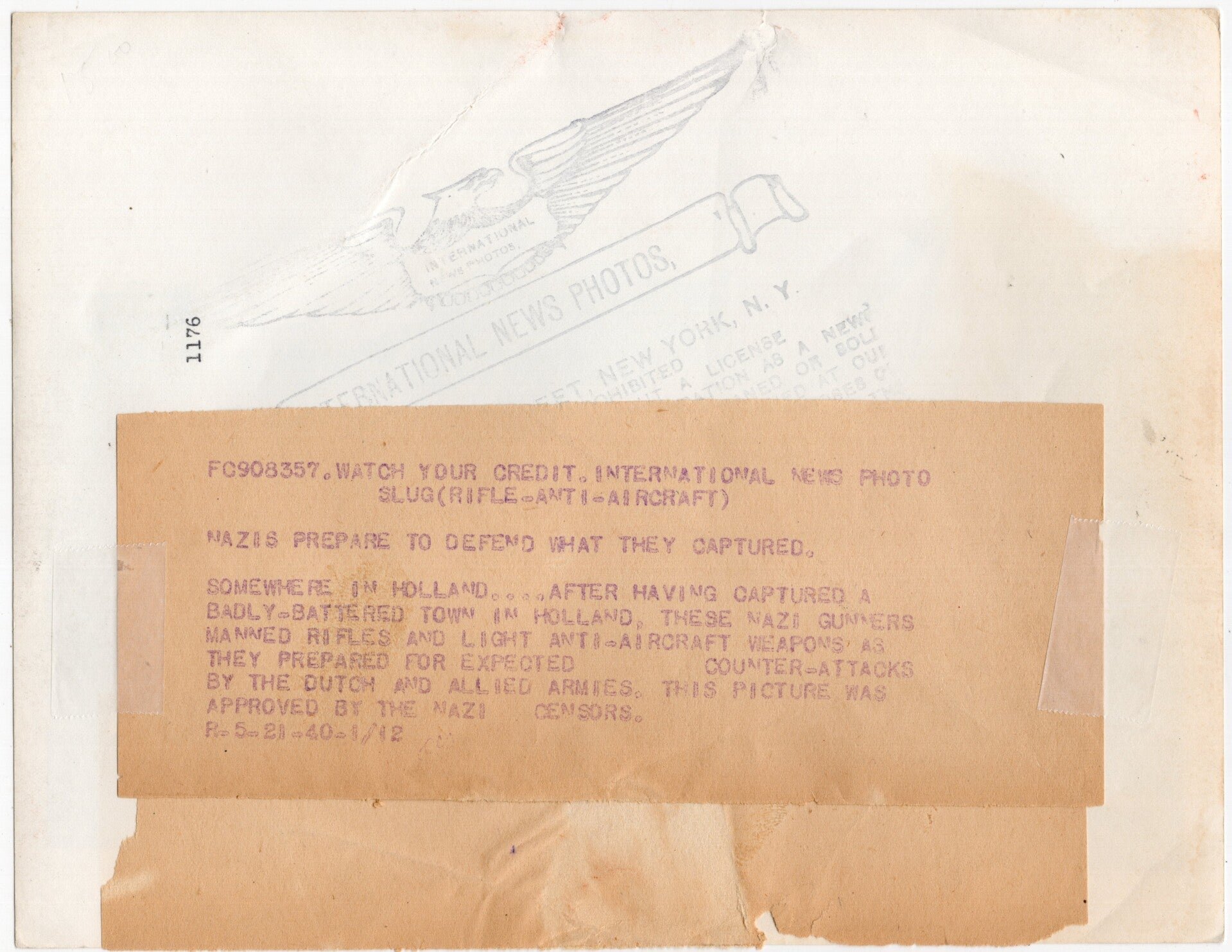 Original WW2 Dutch Press Photo - German soldiers defend captured town in Holland or Belgium, May (1940) — image 2