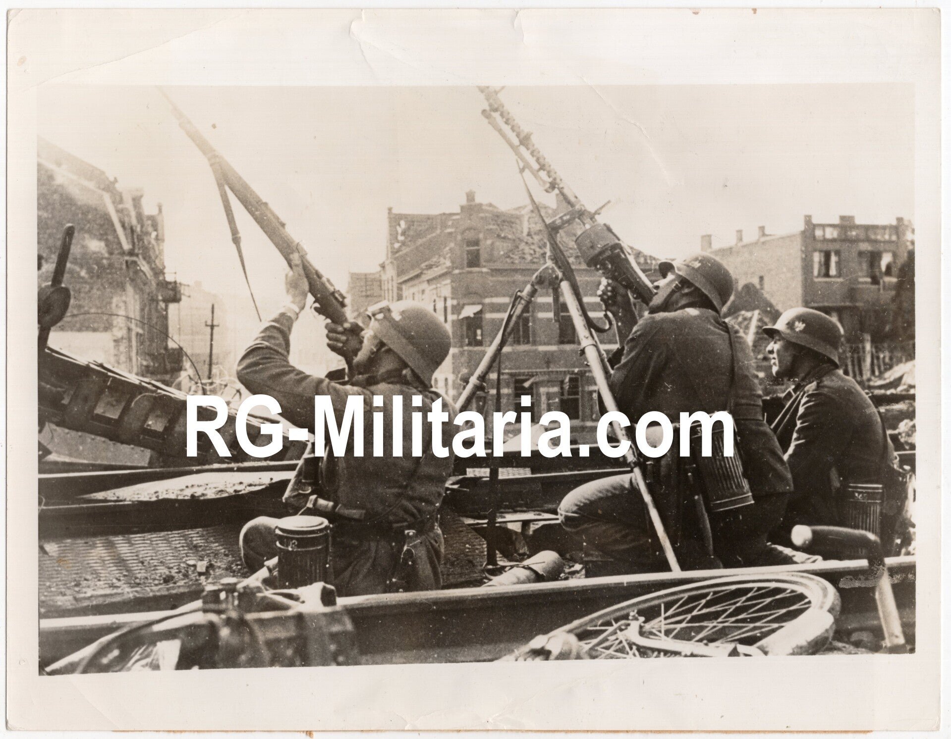 Original WW2 Dutch Press Photo - German soldiers defend captured town in Holland or Belgium, May (1940) — image 3