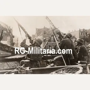 Original WW2 Dutch Press Photo - German soldiers defend captured …