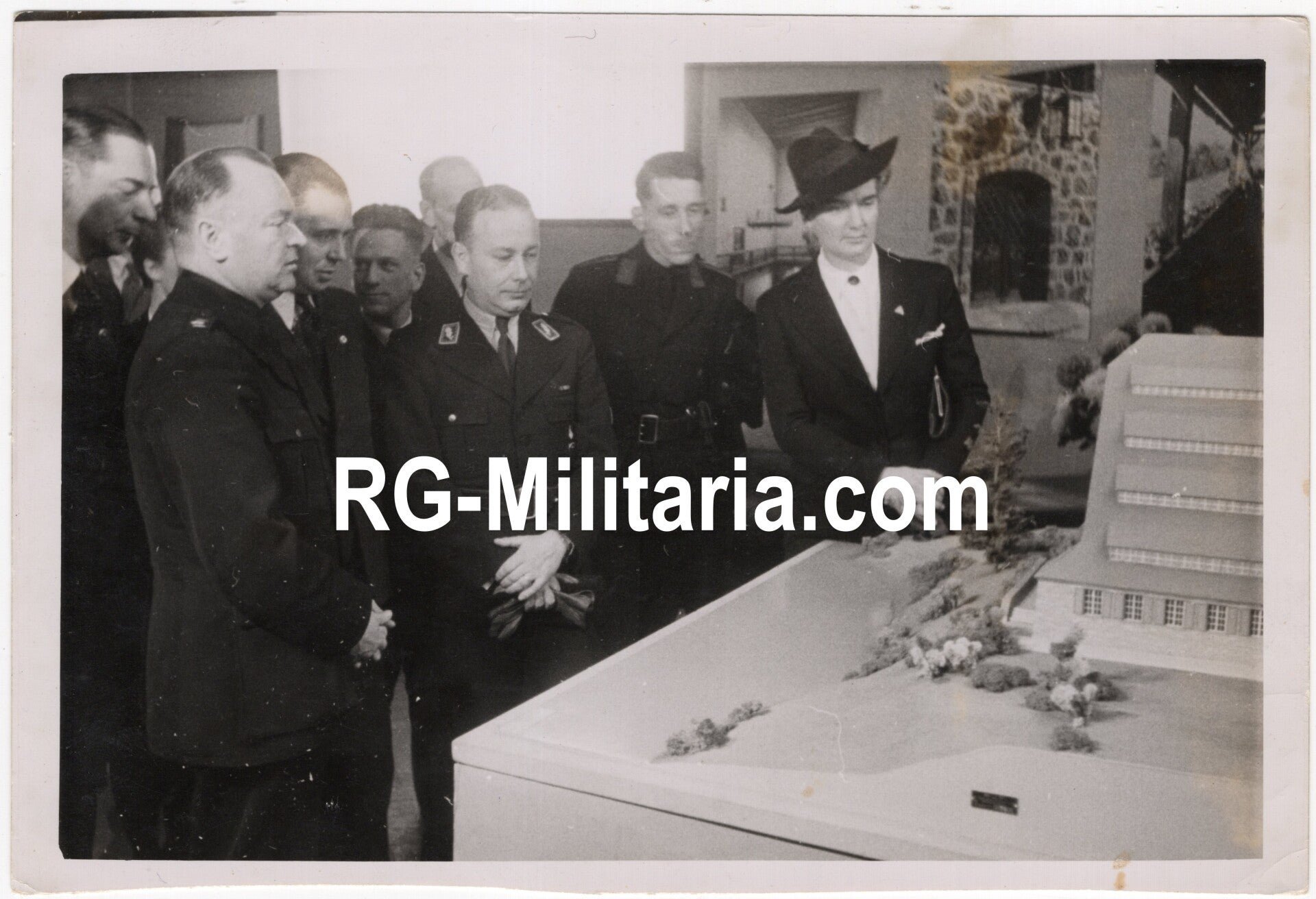 Original WW2 Dutch Collaboration NSB Press Photo - Anton Mussert visits the exhibition Jeugdherberg van Morgen, with NSVO leader Couzy (1943) — image 3