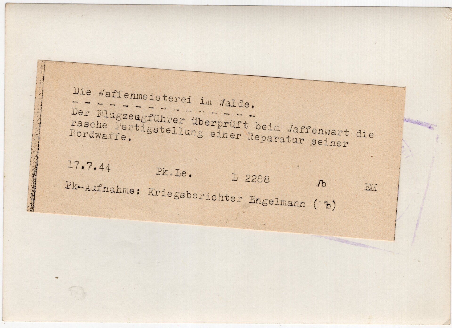 Original WW2 German Press Photo - German pilot Flugzeugführer working on the airplane machine gun (1944) — image 2